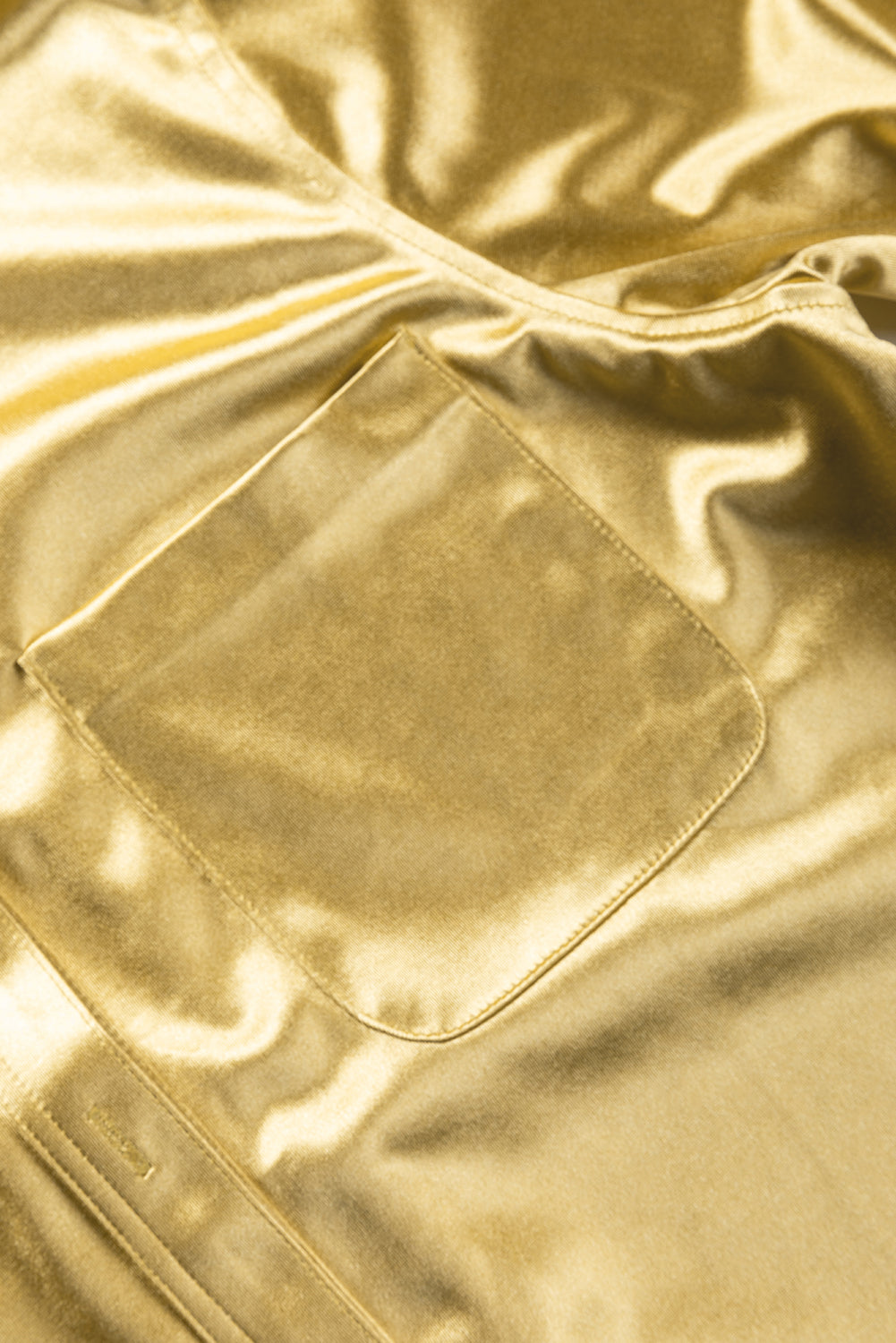 Goldene metallische Glanz -Brust -Taschenhemd