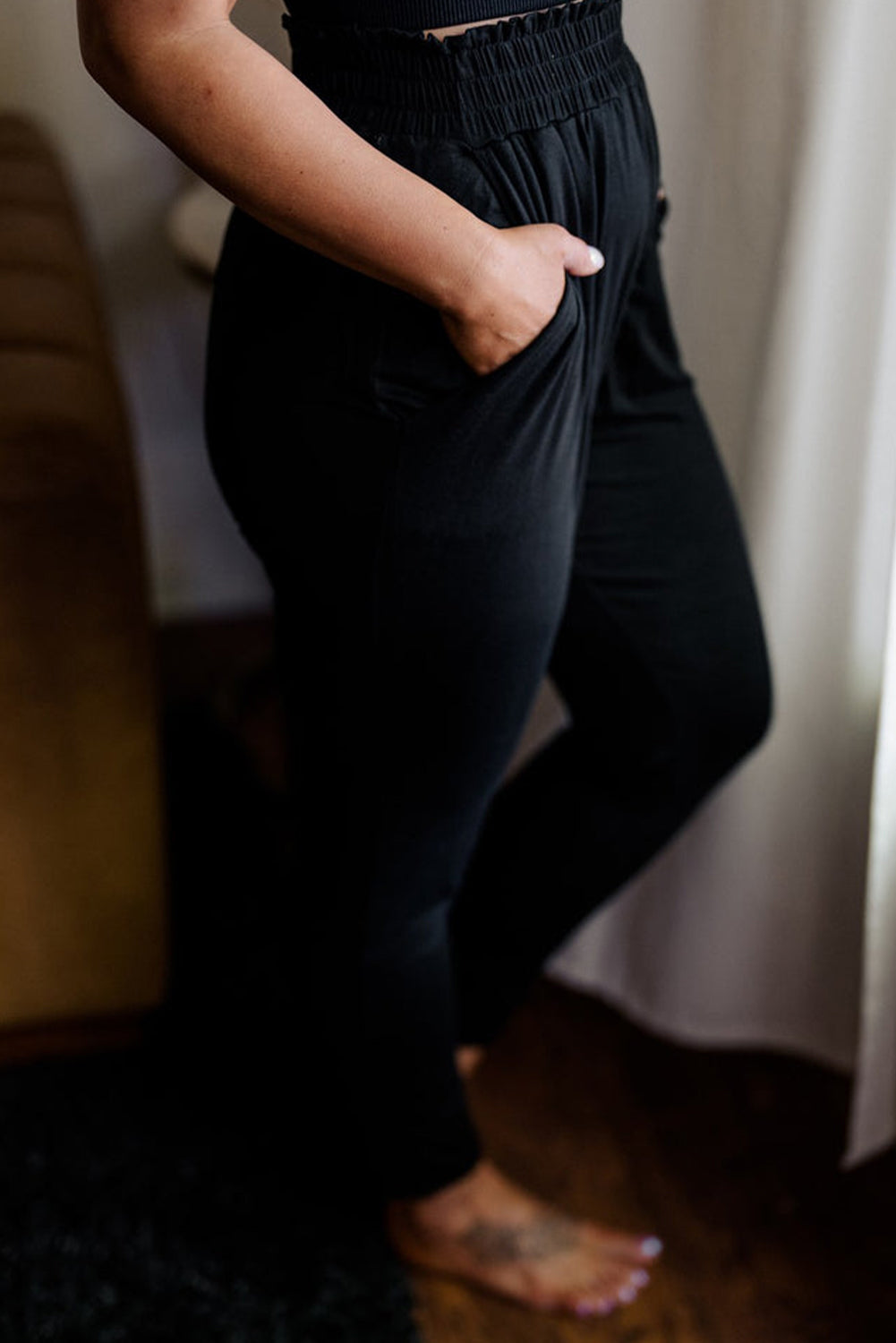 Black Soft Pants with High Waist Pockets and Ruffles in Plus Size