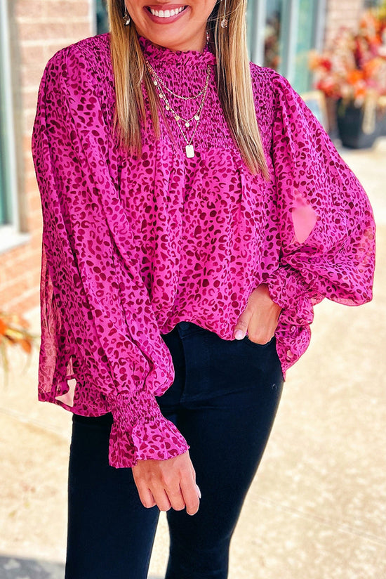 Fluid blouse gathered with puffy sleeves and pink leopard