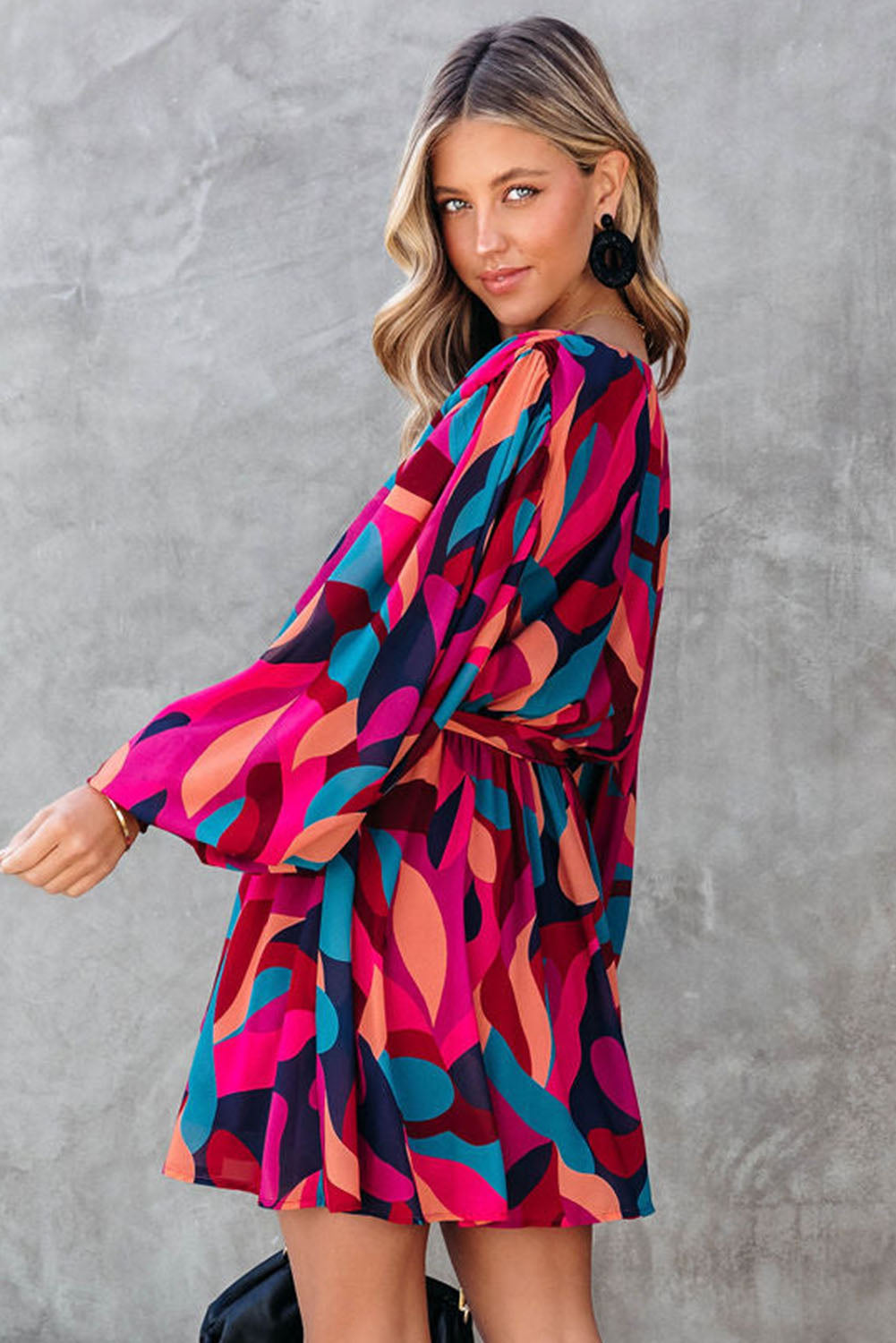 Mini-robe ceinturée à manches bouffantes et imprimé abstrait rouge vif