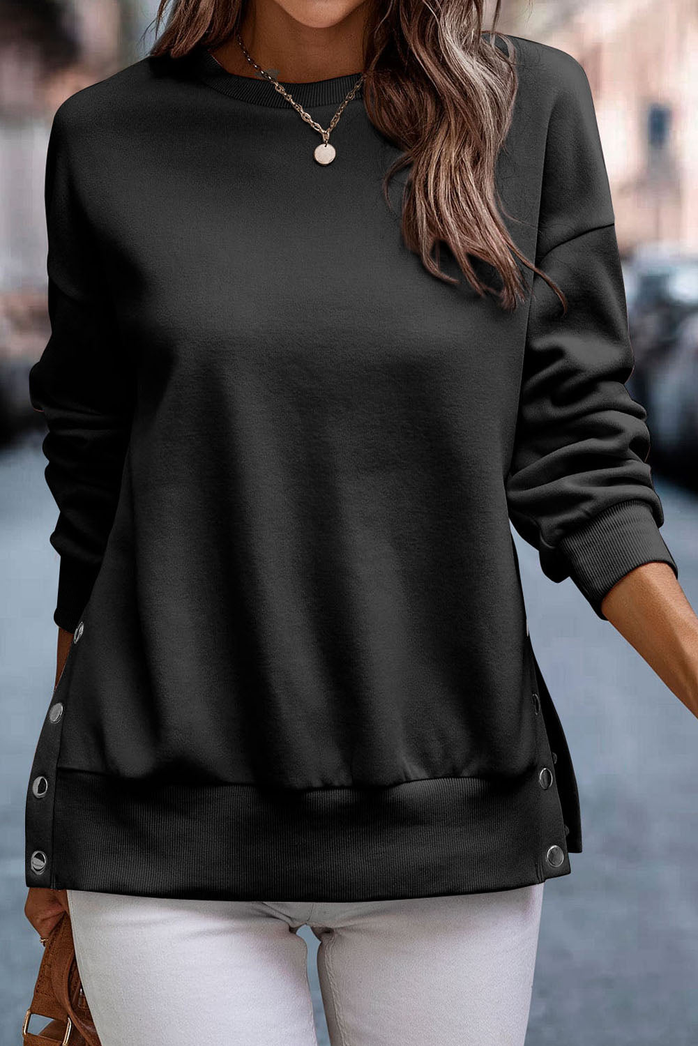 Sudadera negra con espinillas de prensa y hendiduras laterales