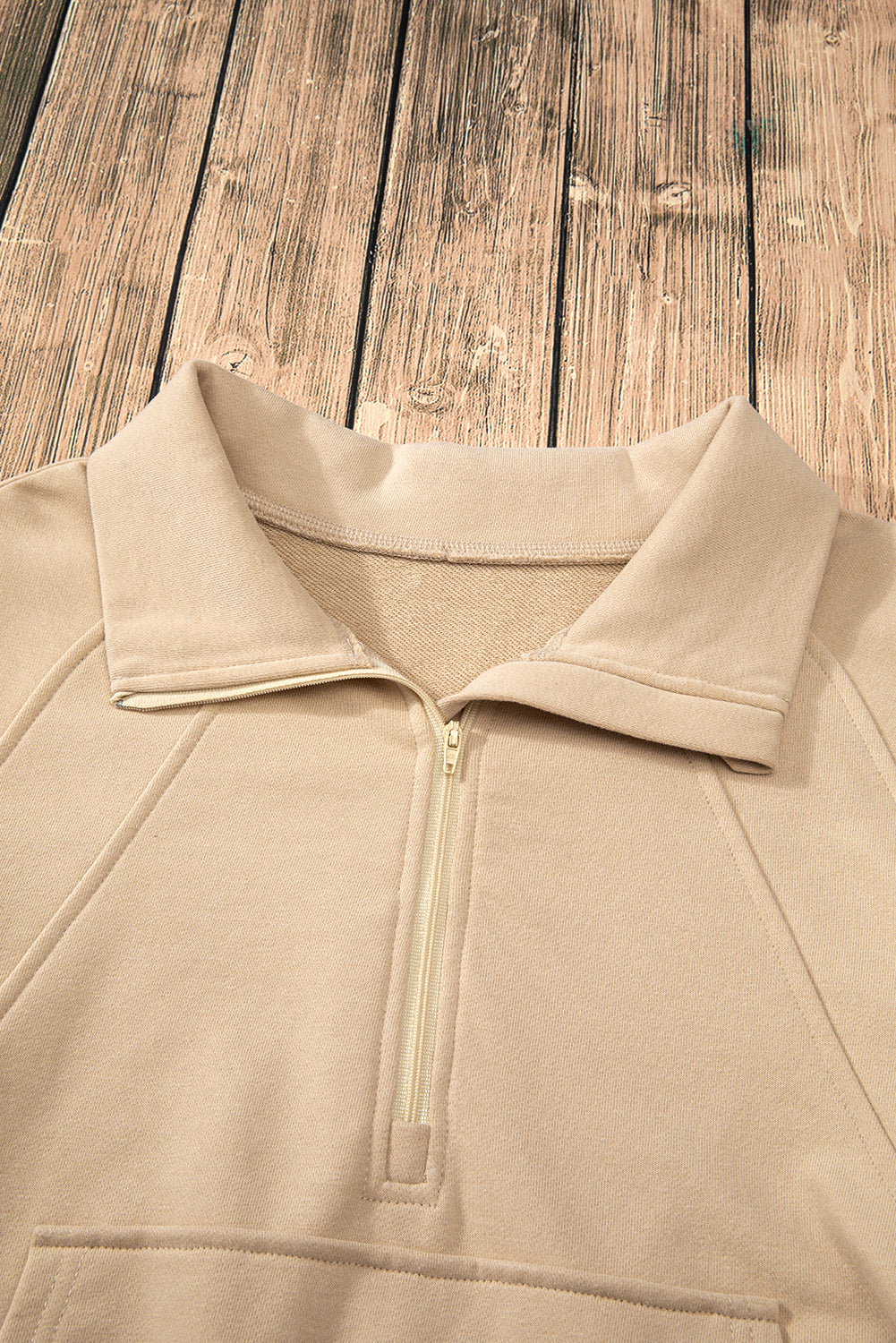 Tapas de sudadera con cuello cuesta arriba y bolsillo de canguro con cremallera de cuarto de vuelta