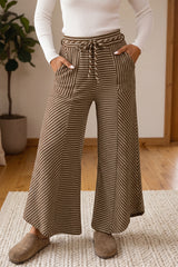 Pantalon large beige foncé à rayures et détails patchwork