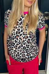 Camiseta blanca con estampado de leopardo y borde contrastante