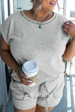 Ensemble gris avec manches à revers et short à coutures contrastées