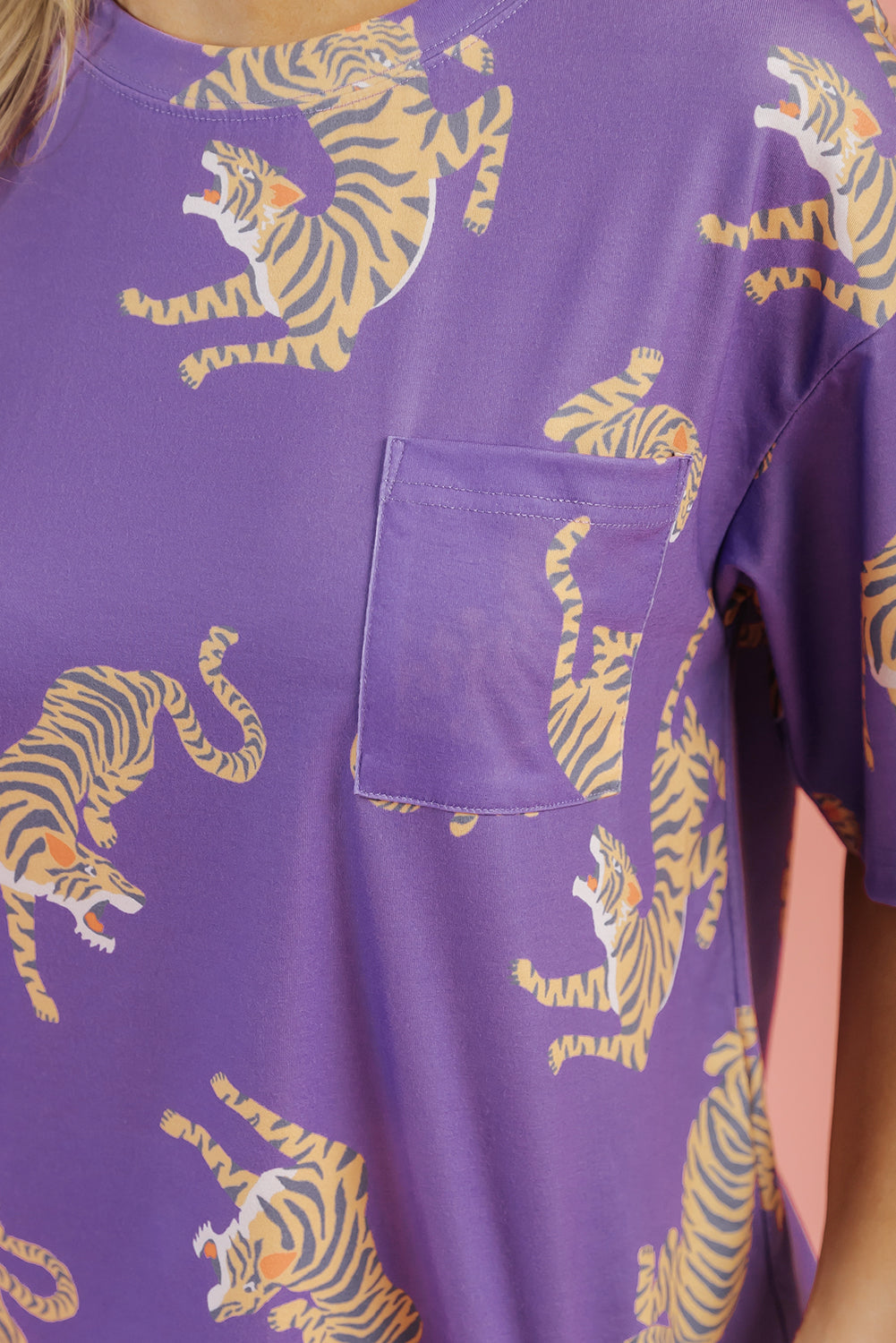 T-shirt purple with patch pocket and tiger print