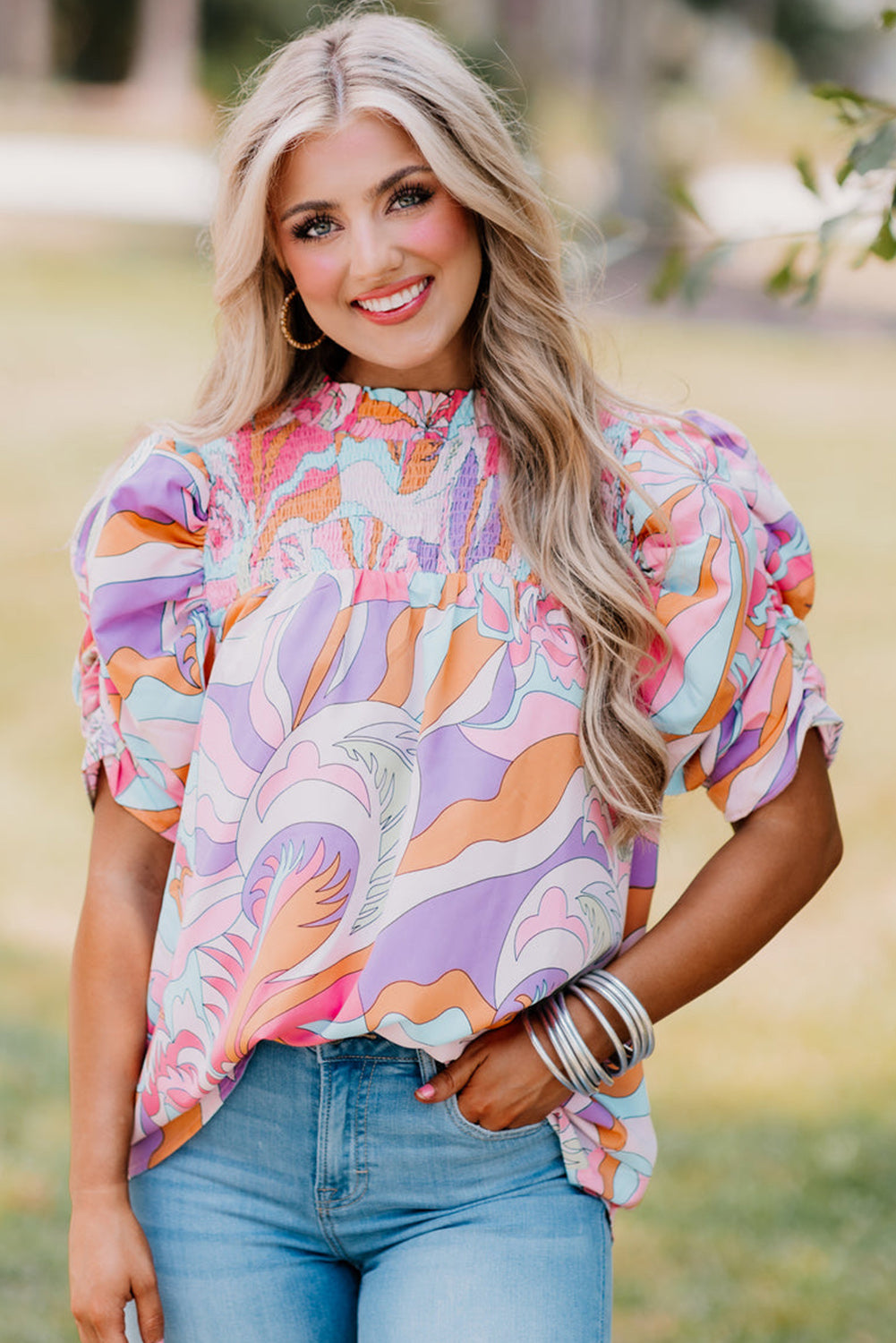 Blouse rose à imprimé abstrait et manches bouffantes avec smocks-A WOMAN WE LOVE