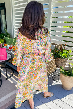 Vestido midi blanco con botón de impresión de cintura alta y cachemir