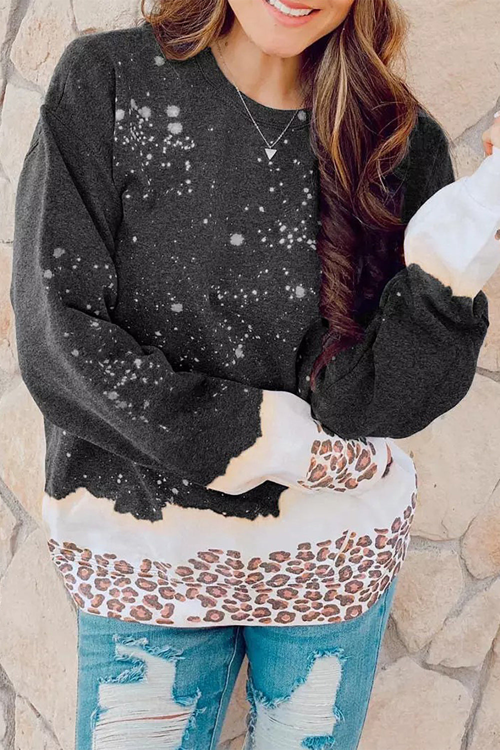 Sudadera blanqueada con leopardo negro
