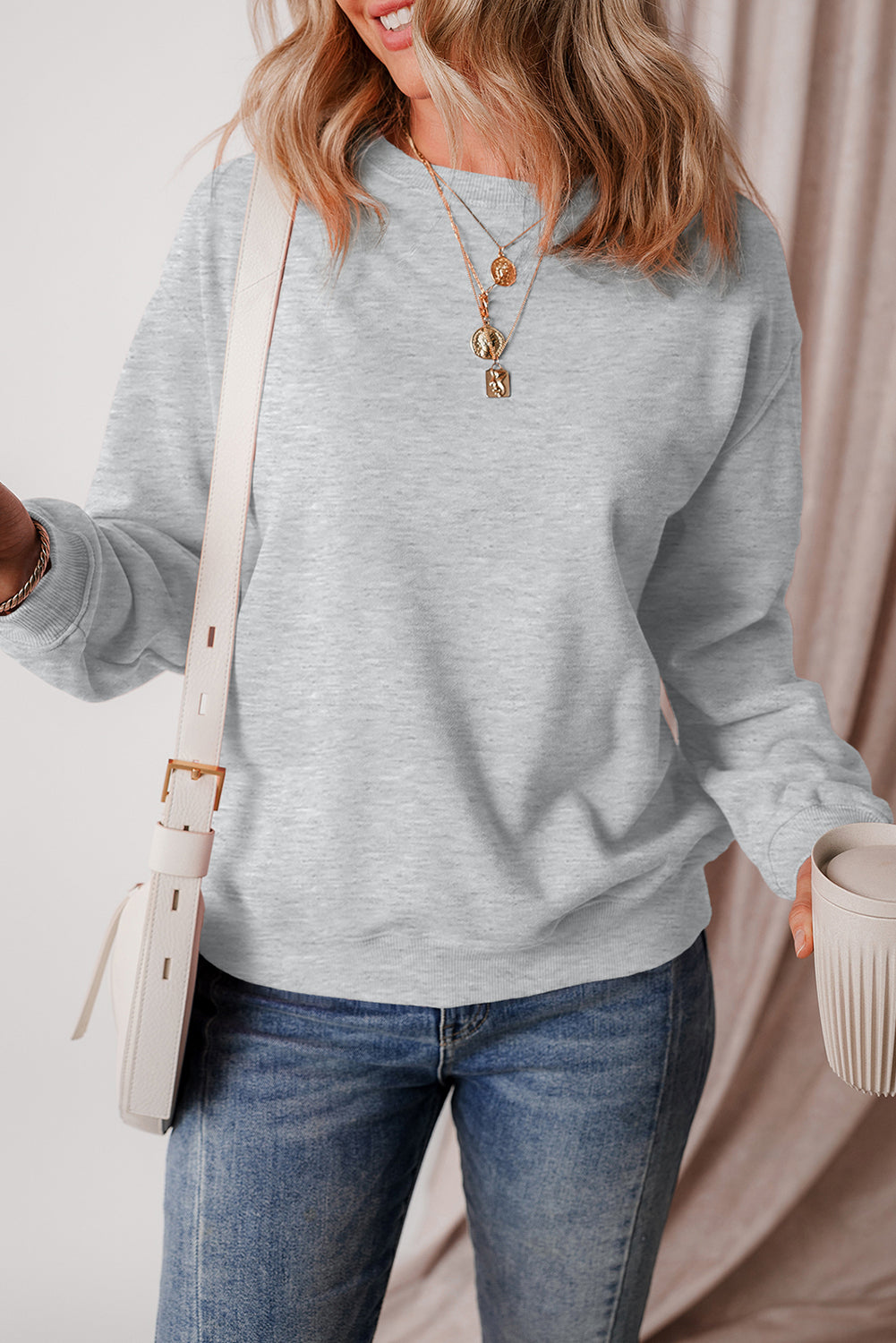 Sudadera gris en tela de esponja con hombro caído forrado con vellón liso