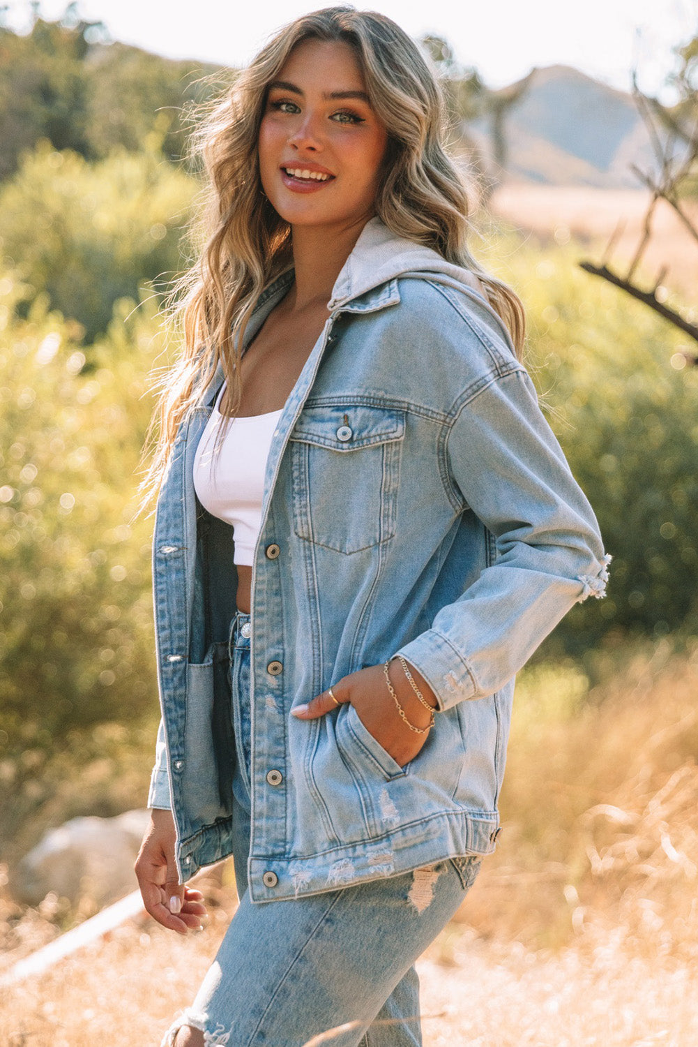 Veste en jean à capuche déchirée et fermeture boutonnée bleu ciel