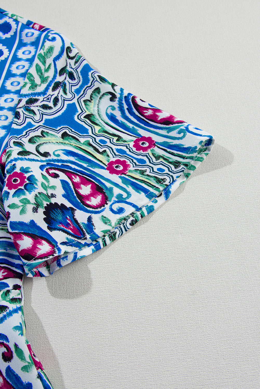 Robe courte bleu ciel à imprimé bohème, col noué, ourlet à volants