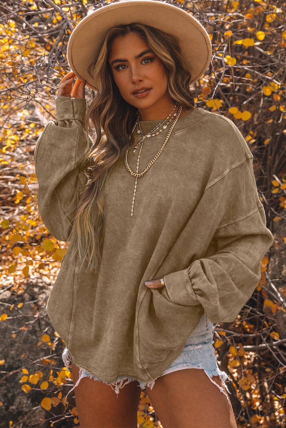Sudadera de color caqui de gran tamaño con estiramiento retorcido y espalda abierta