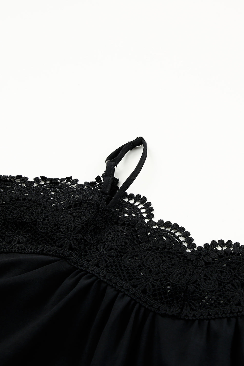 Crochet noir décolleté