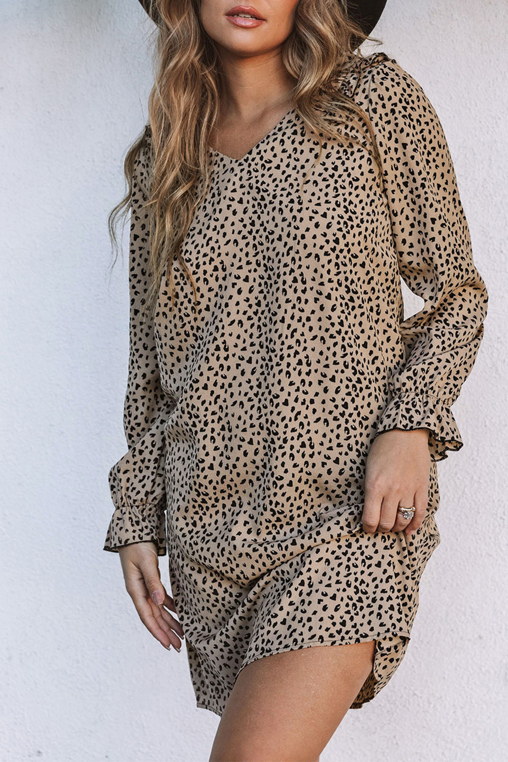 Vestido de cuello con adornos de leopardo de leopar