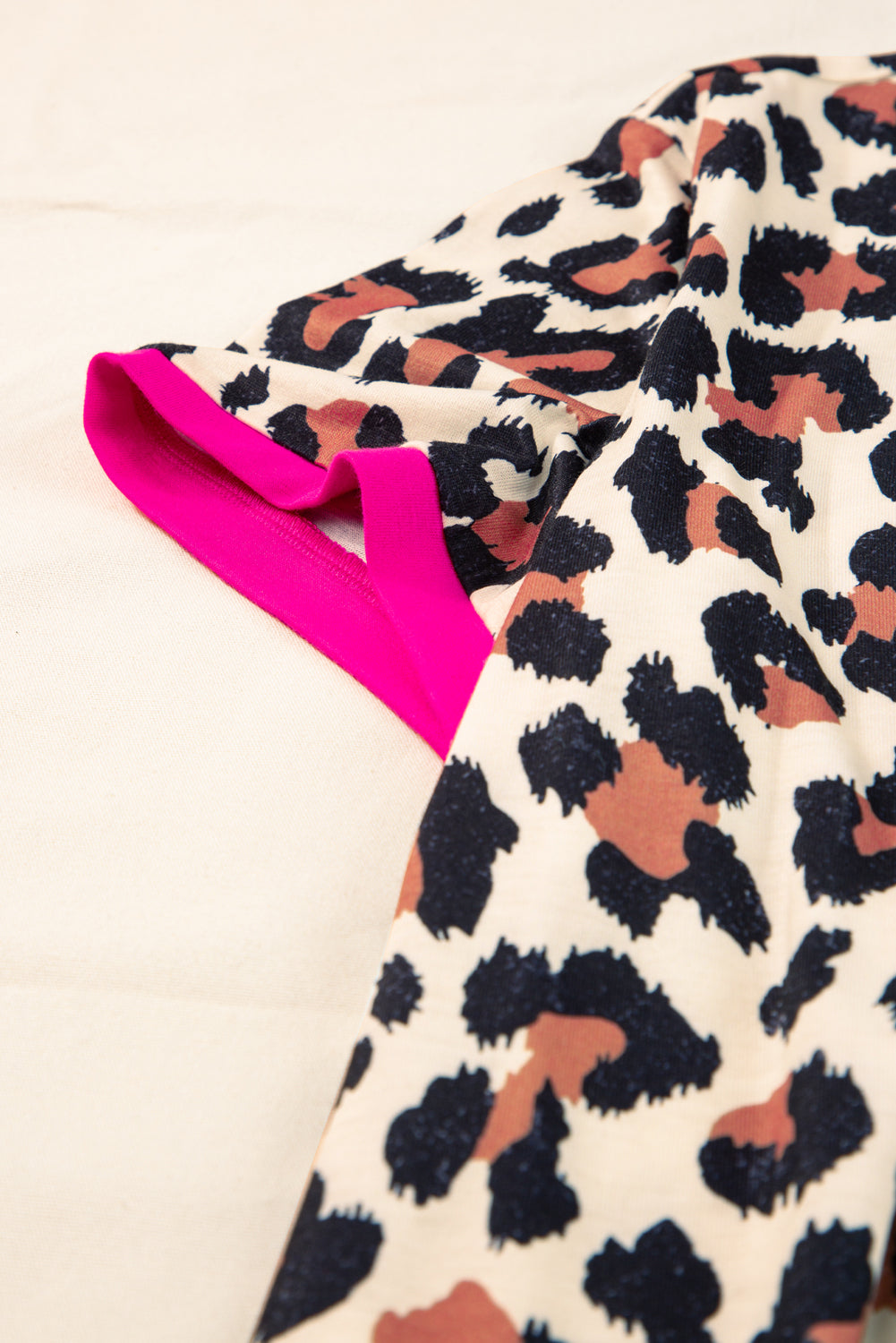 Camiseta blanca con estampado de leopardo y borde contrastante