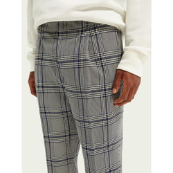 Pantalones escoceses y refrescos