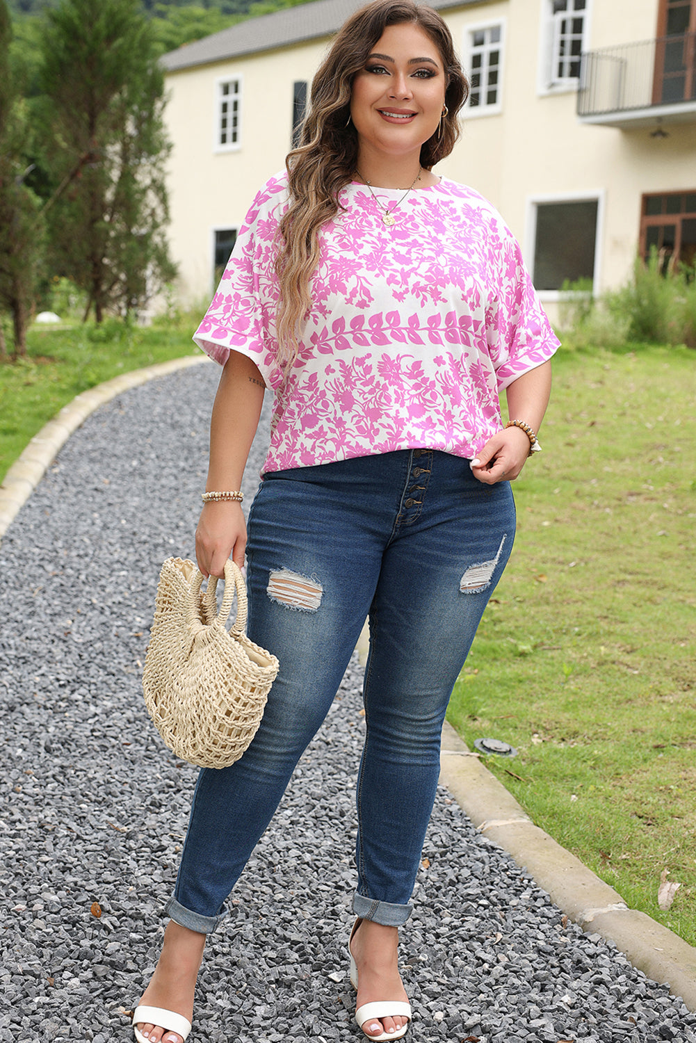 Camiseta de talla grande de dobladillo curvado con estampado floral blanco