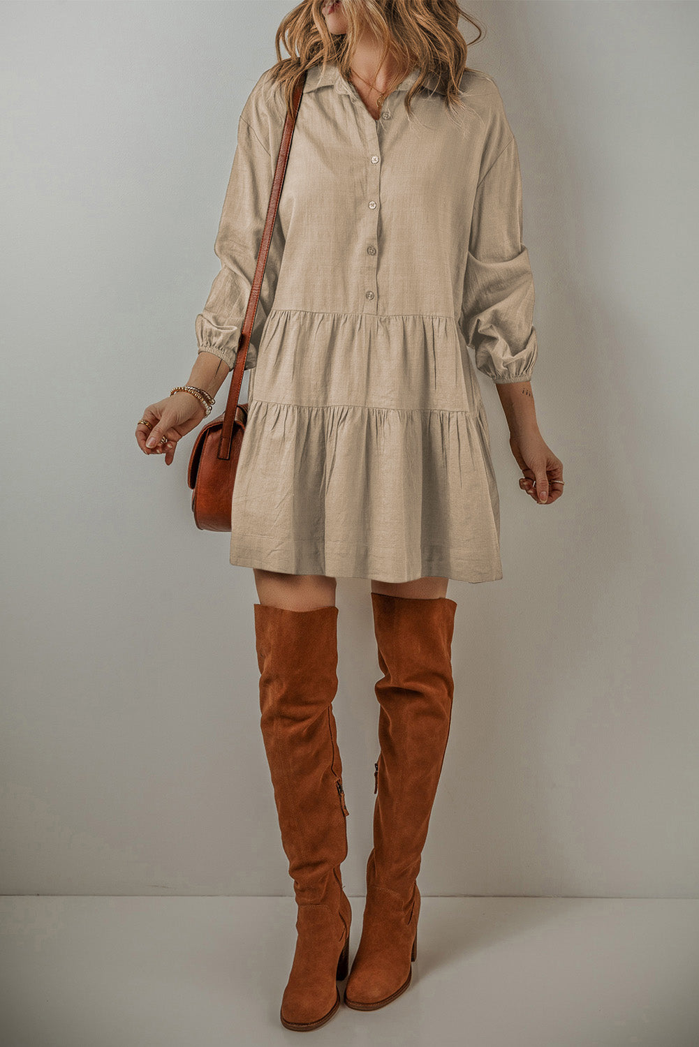 Mini-robe chemise plissée boutonnée à manches bouffantes et à plusieurs niveaux marron clair