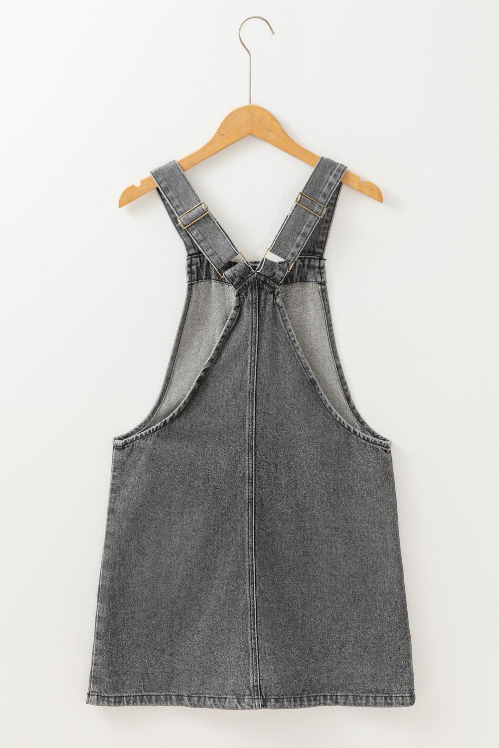 Mini-robe en jean gris moyen à larges bretelles boutonnées avec poches sur le devant