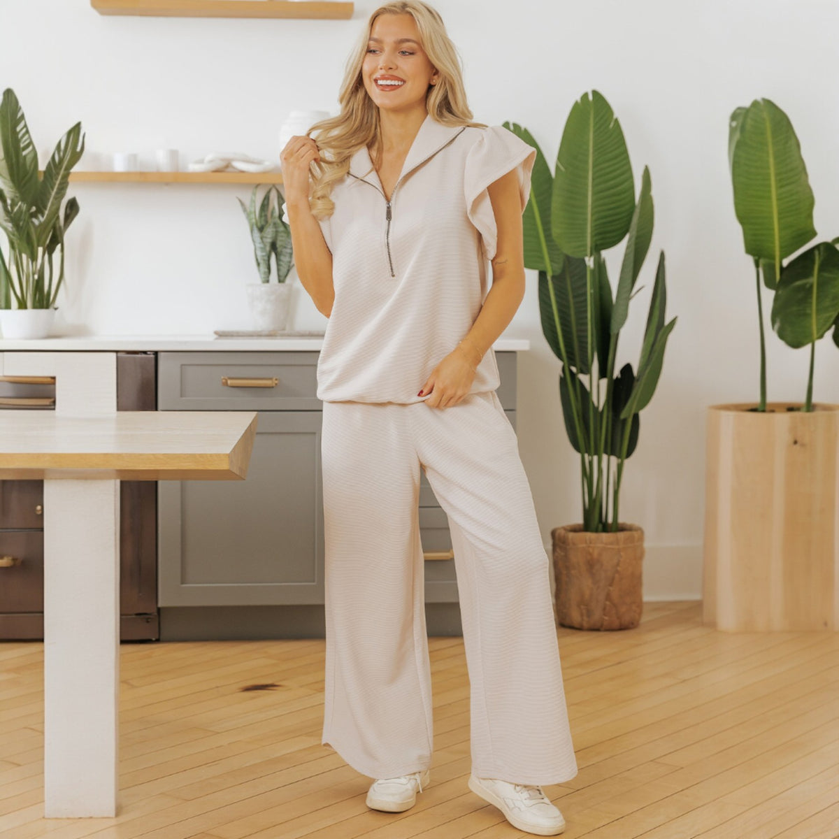 High con cremallera texturizada con mangas de volante *