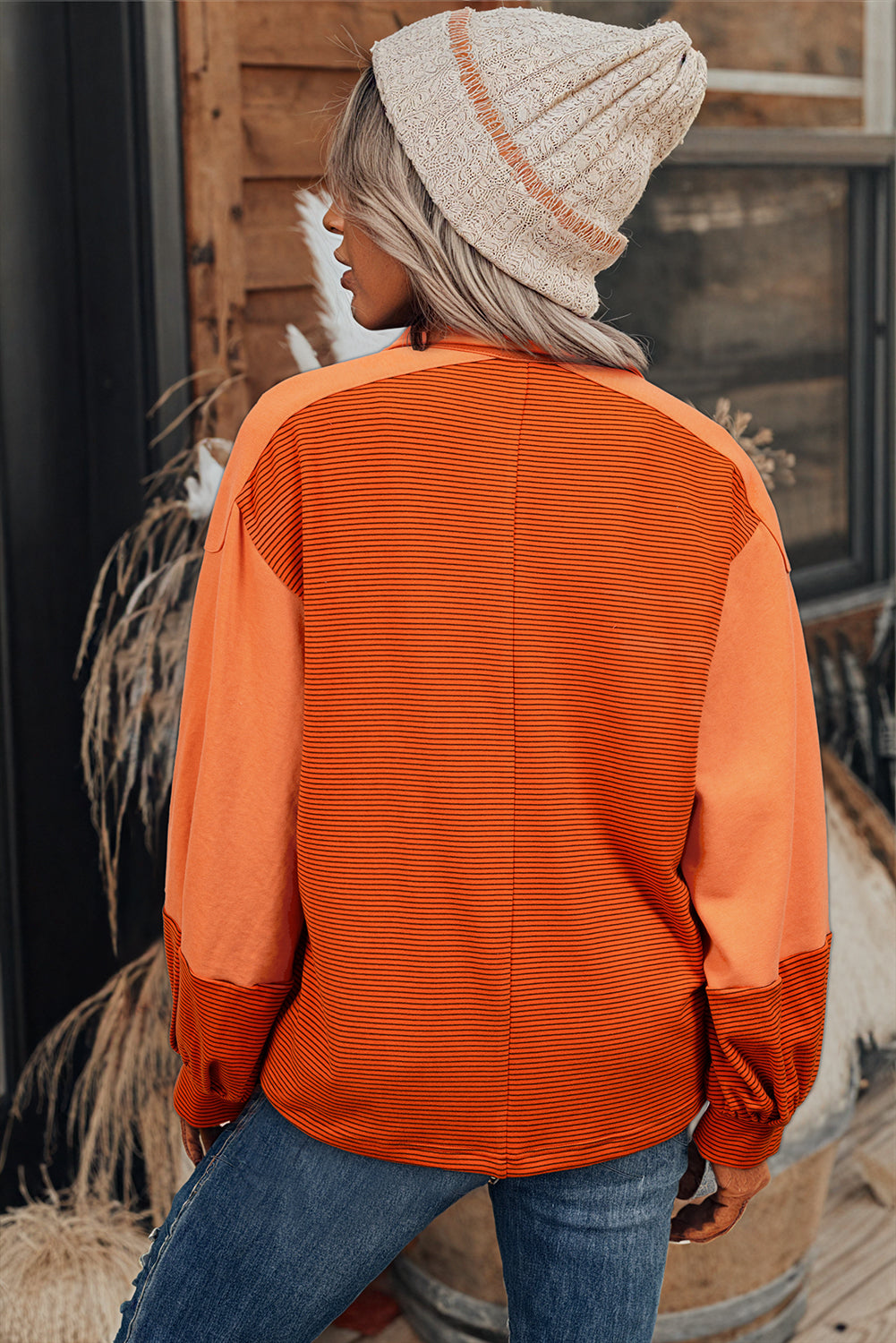 Camiseta de interruptor Henley con rayas expuestas y costuras, collar doblado, mangas hinchadas