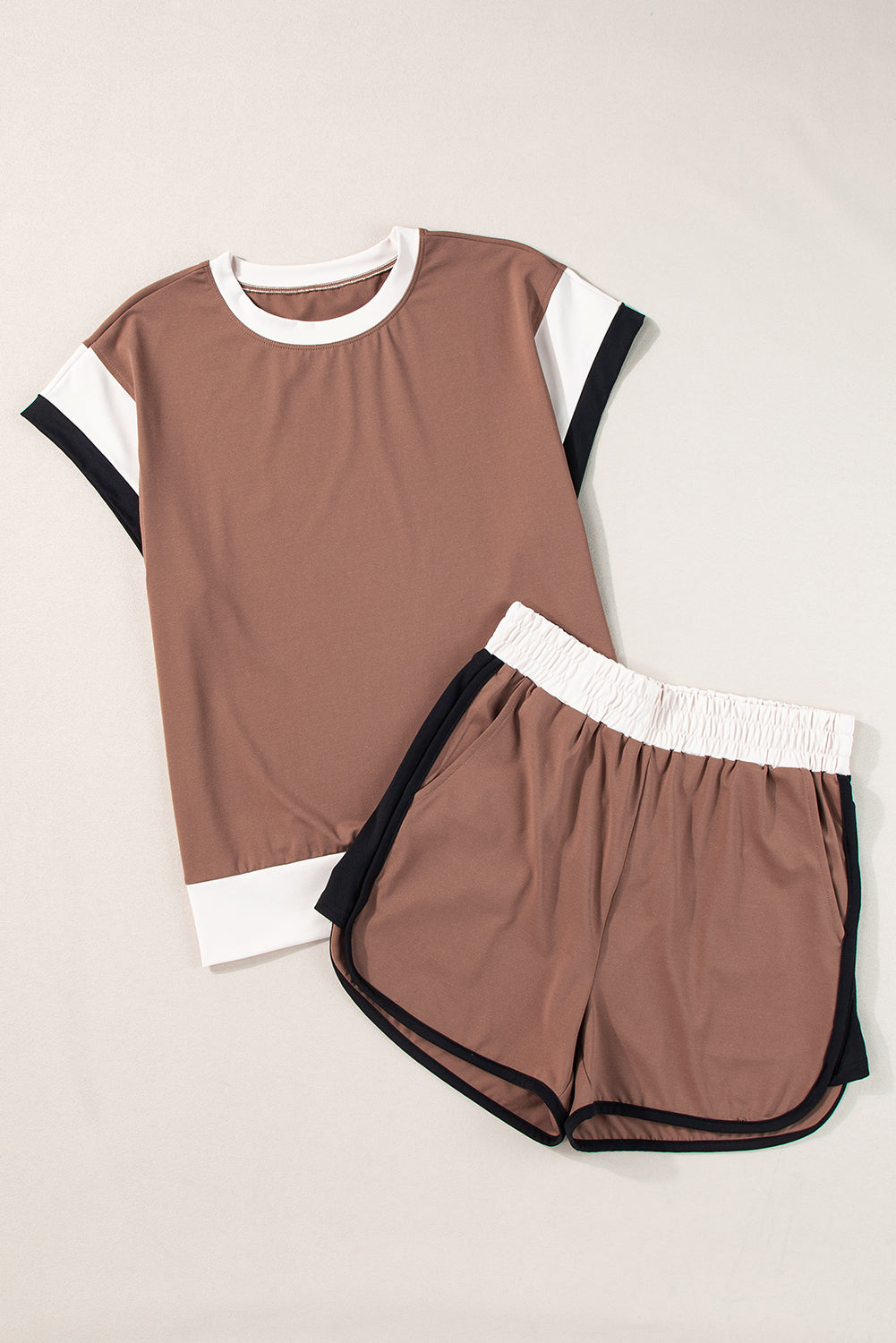 Kaffeekontrastverkleidungskappen -Tee -Shorts Set