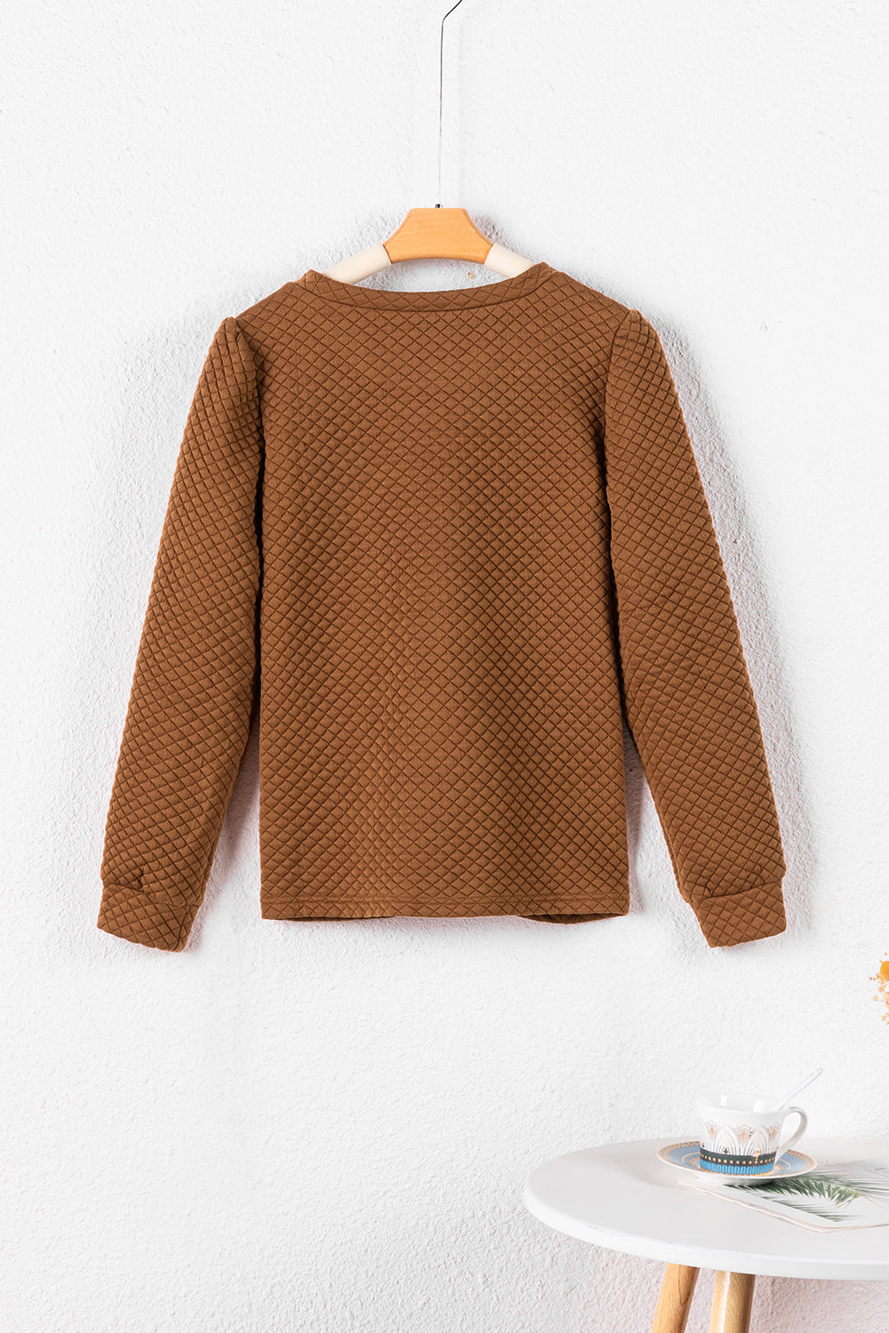Sudadera marrón con manga hinchada y colchón de colores unidos