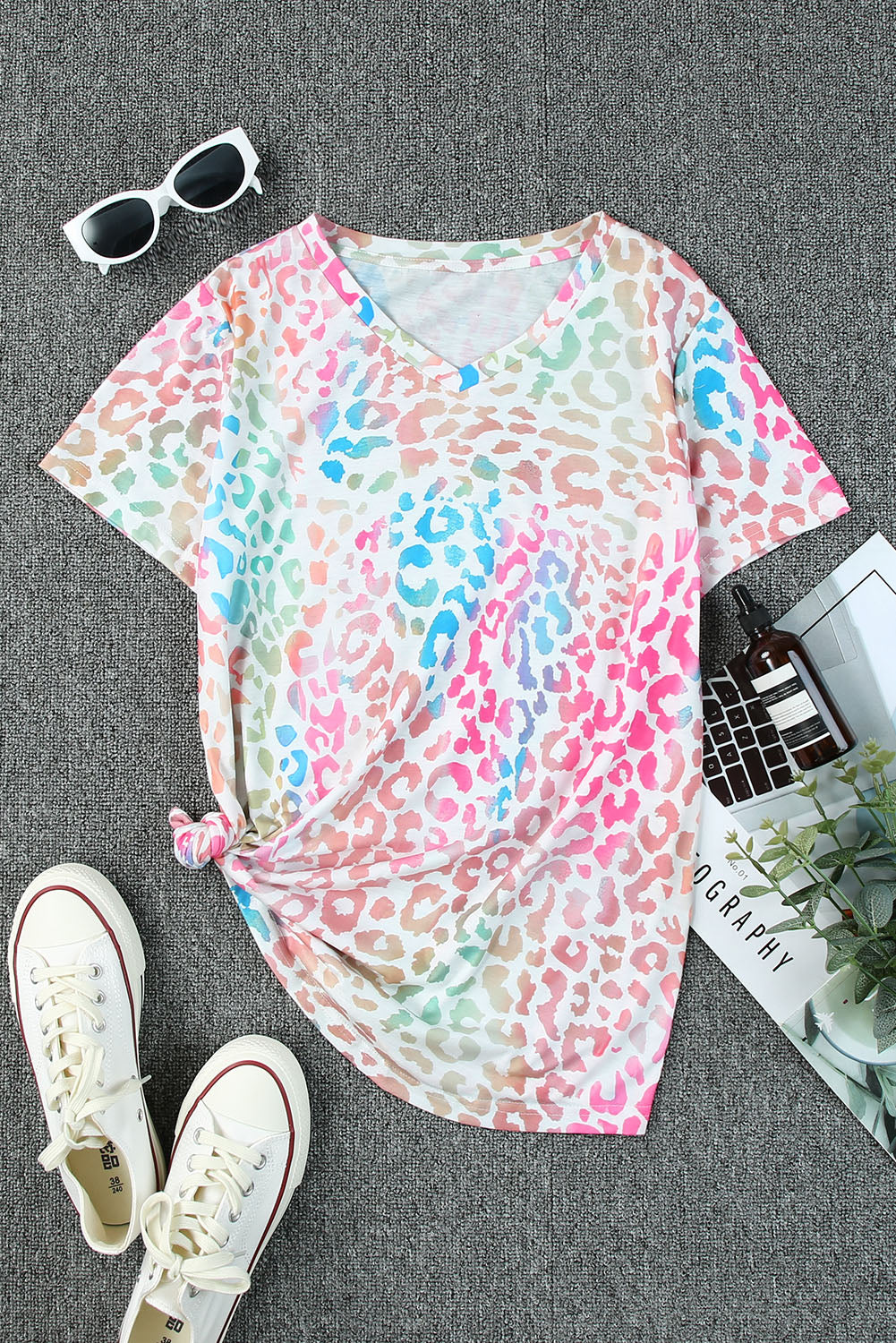 Short -sleeved top and colored leopard v collar