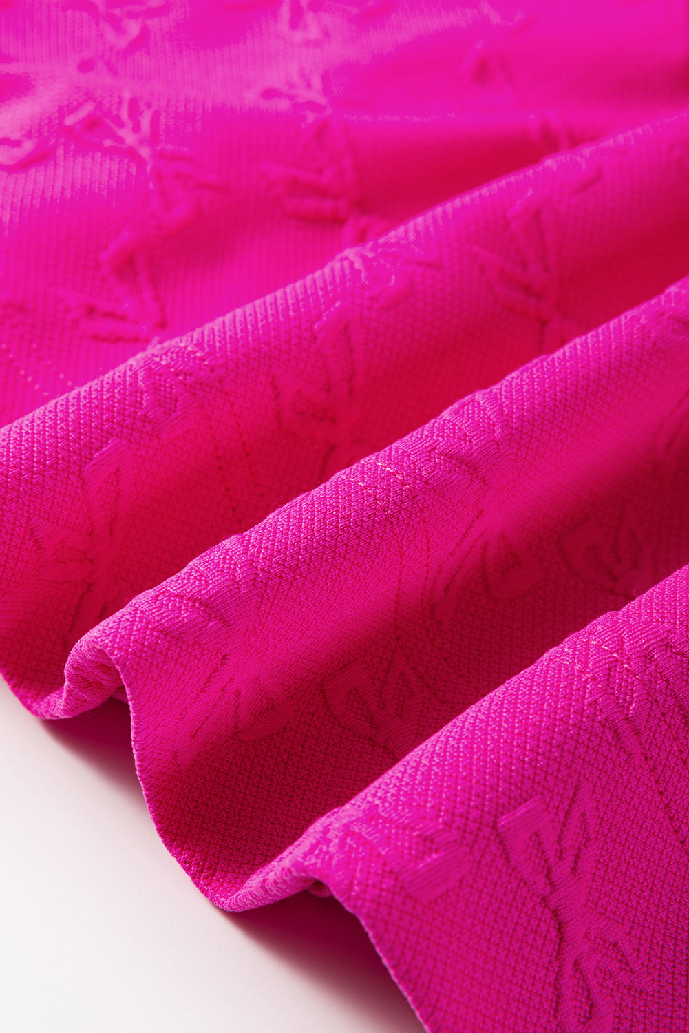 Mini-robe droite texturée en jacquard rouge rose avec fermeture éclair sur un quart