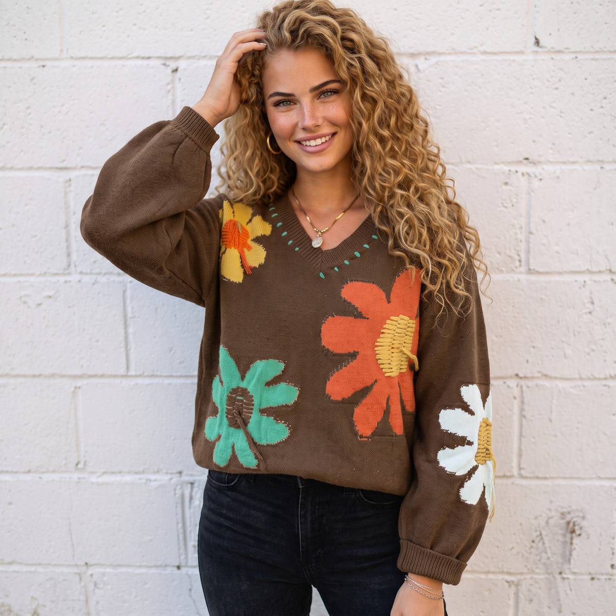 Pull marron à grandes fleurs et col V