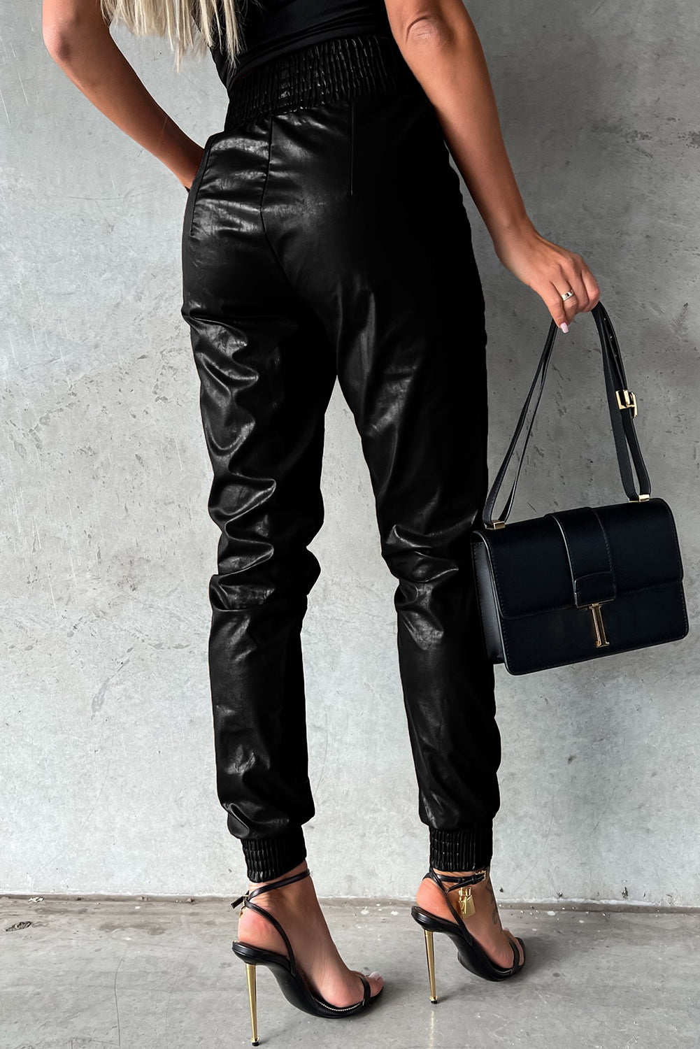 Pantalon skinny en cuir taille haute smocké noir