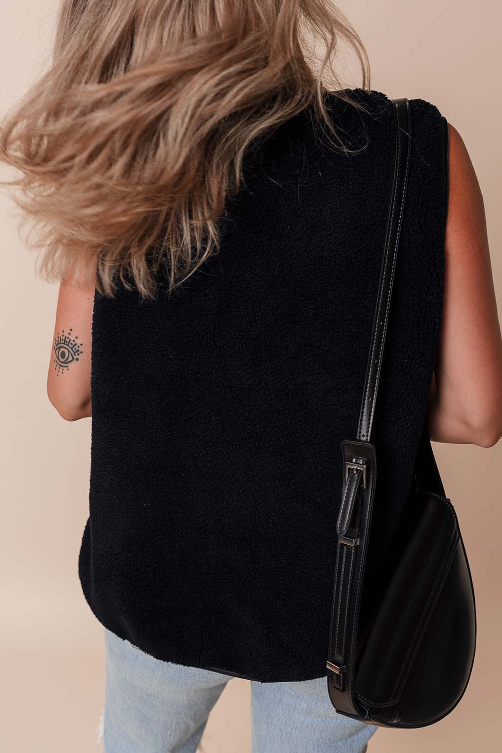 Gilet en polaire boutonné avec poches latérales contrastées en cuir noir