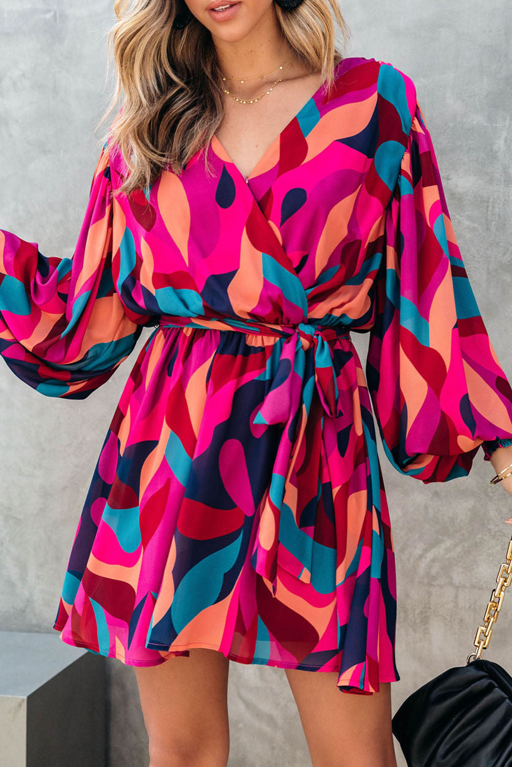 Mini-robe ceinturée à manches bouffantes et imprimé abstrait rouge vif