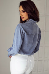 Chemise en jean boutonnée à manches longues et à volants Beau Blue-A WOMAN WE LOVE