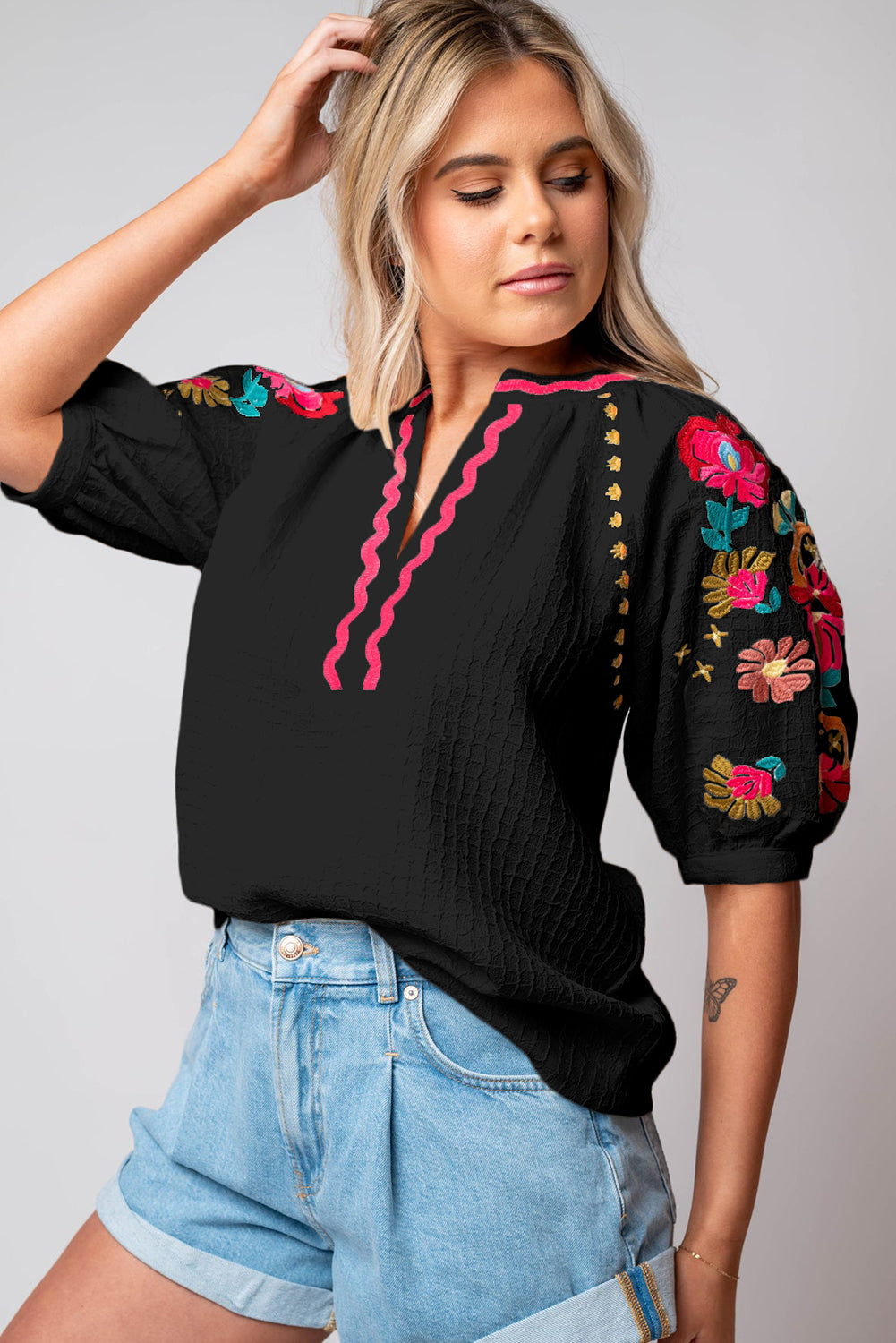 Blusa con manga ricrac bordada bordada floral negro blusa texturizada