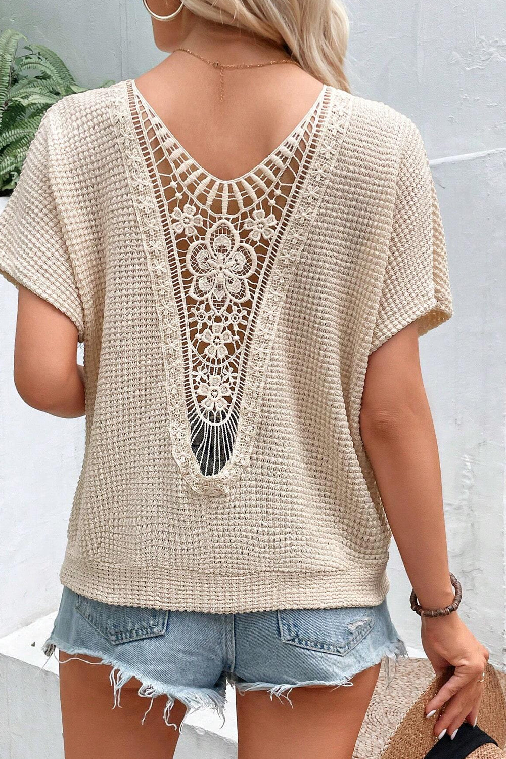 Camiseta texturizada con parche en la avena de encaje