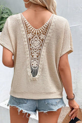 Camiseta texturizada con parche en la avena de encaje