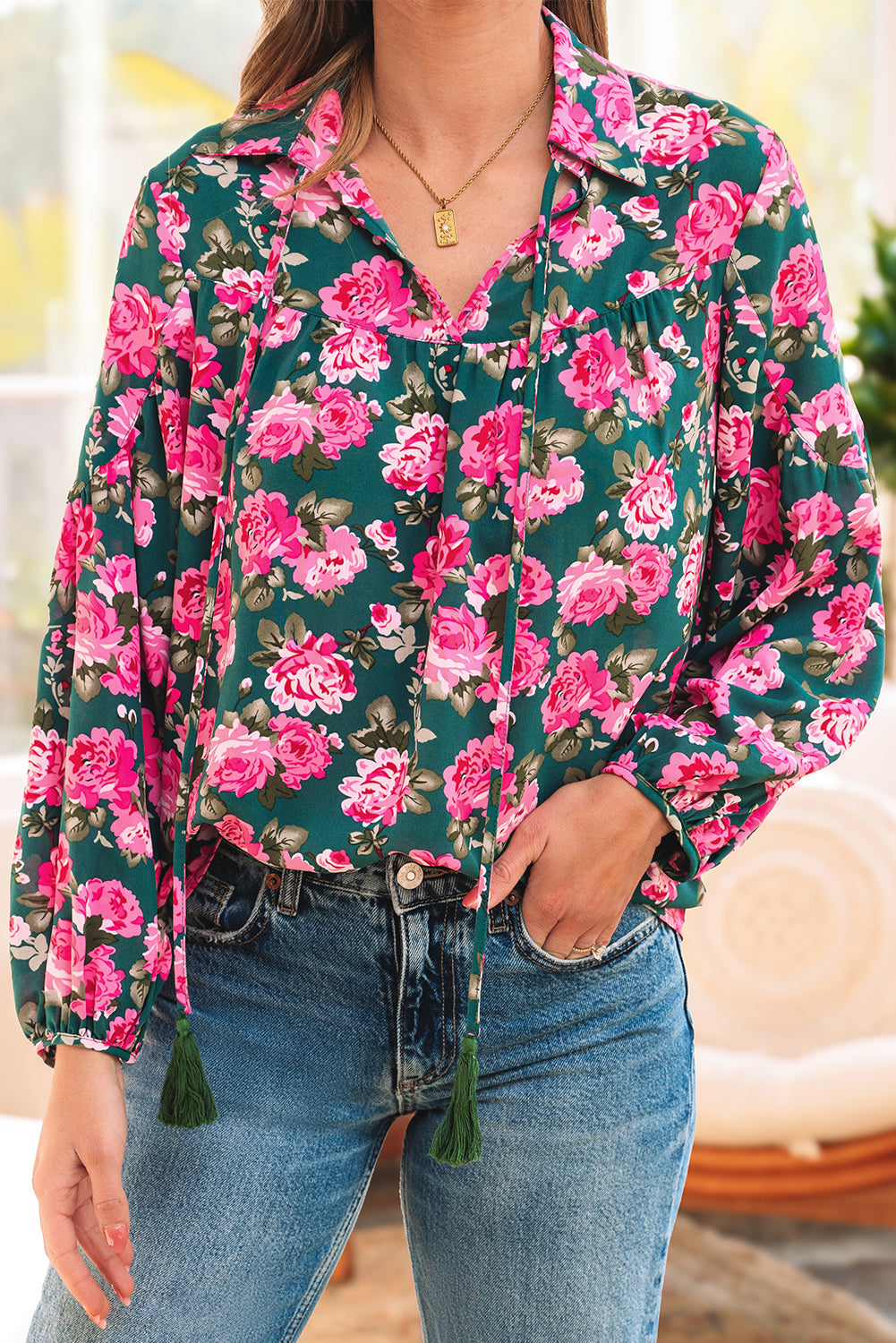 Green blouse with puffy sleeves and tied collar with floral print *
