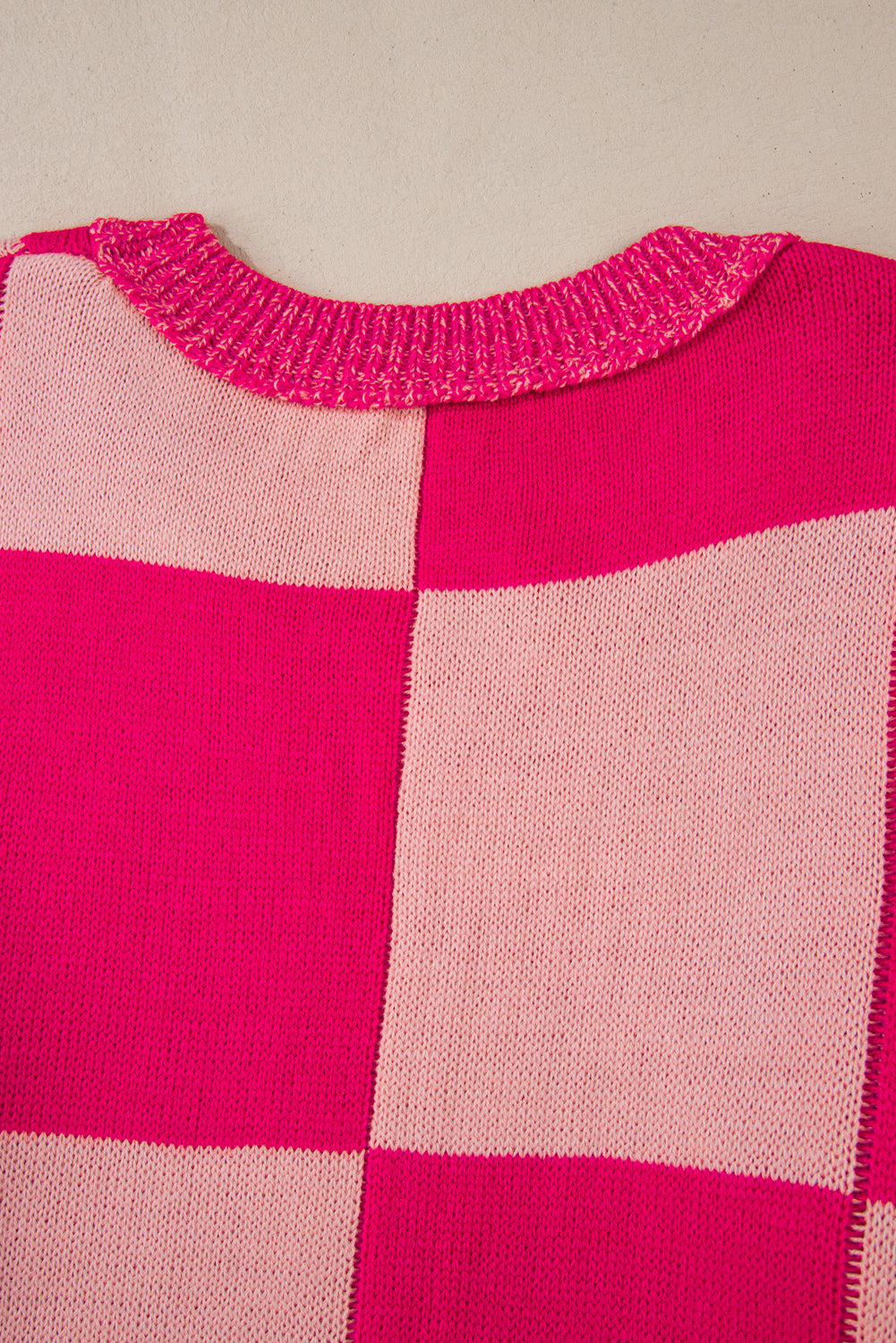 Pull ample à motif à carreaux mélangés Rose rouge, épaules tombantes