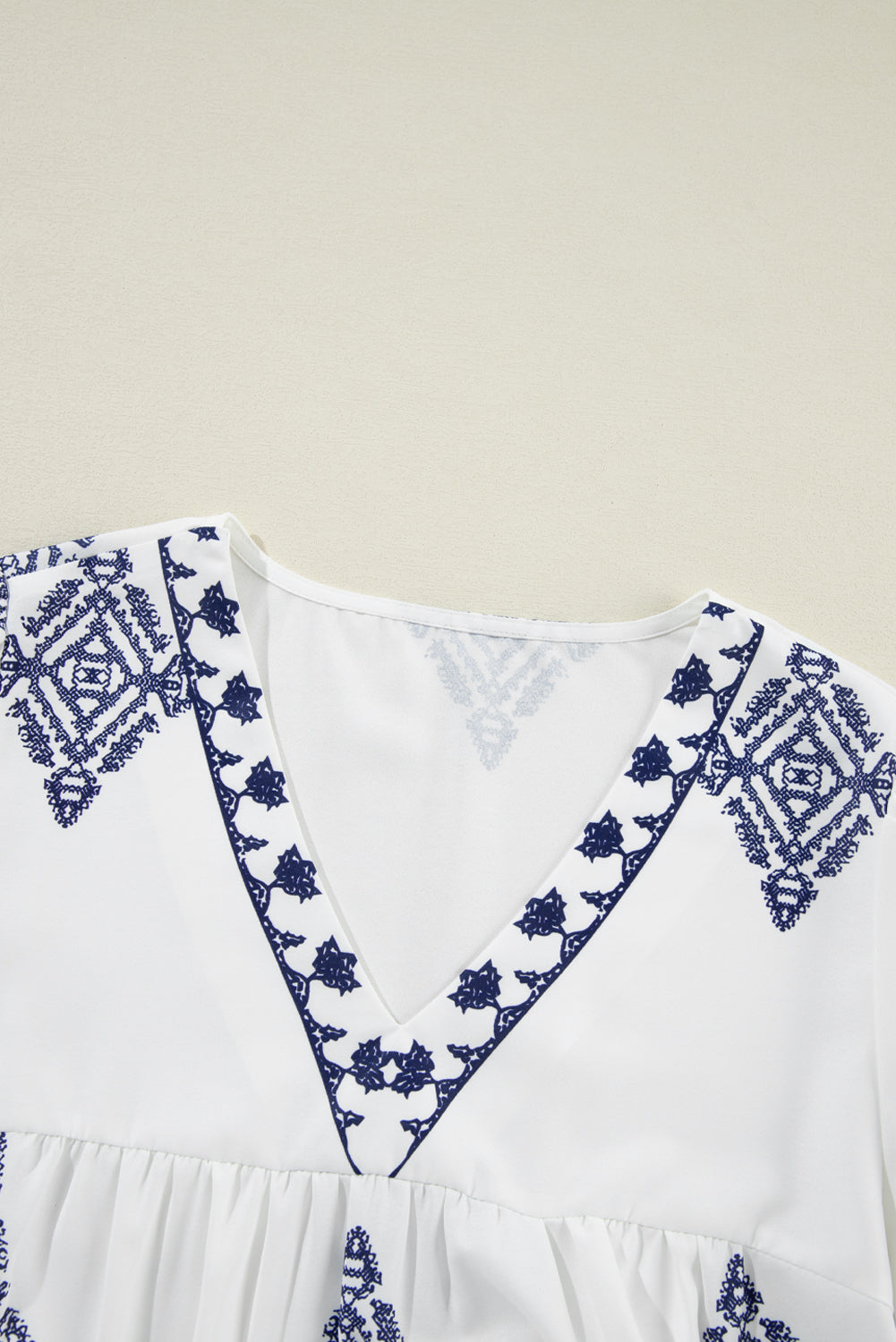 Blouse blanche à col en V et Boho-A WOMAN WE LOVE