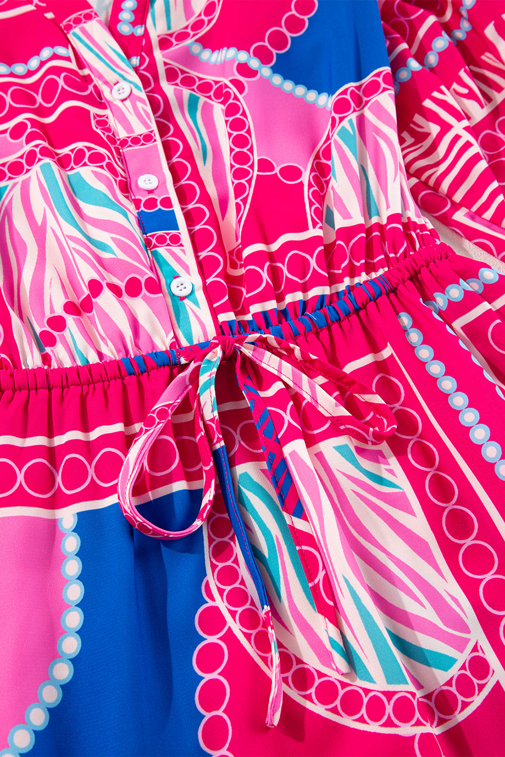 Mini-robe à volants et manches bouffantes *