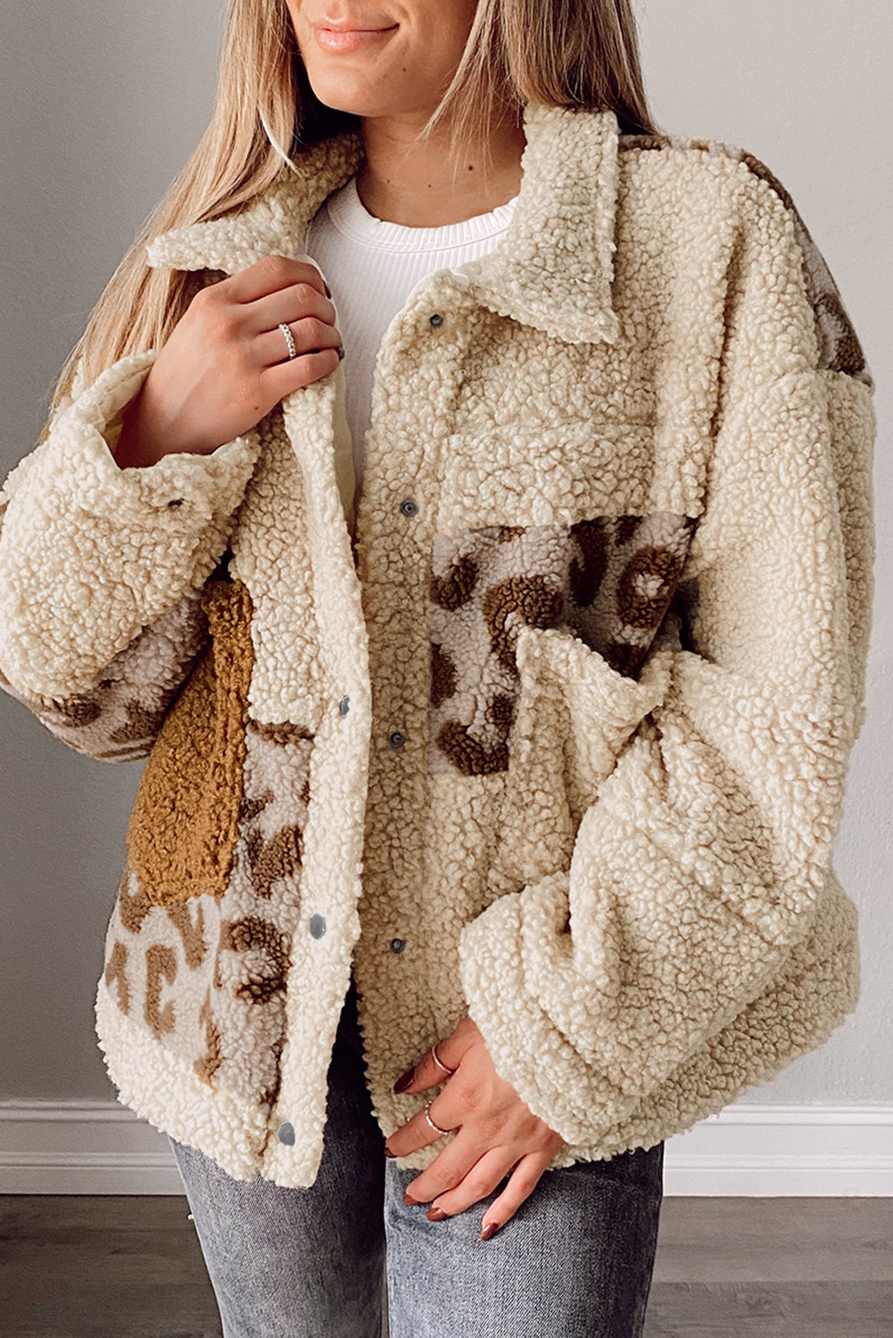 Pulsanti a scatto per patch leopard beige giacca sherpa