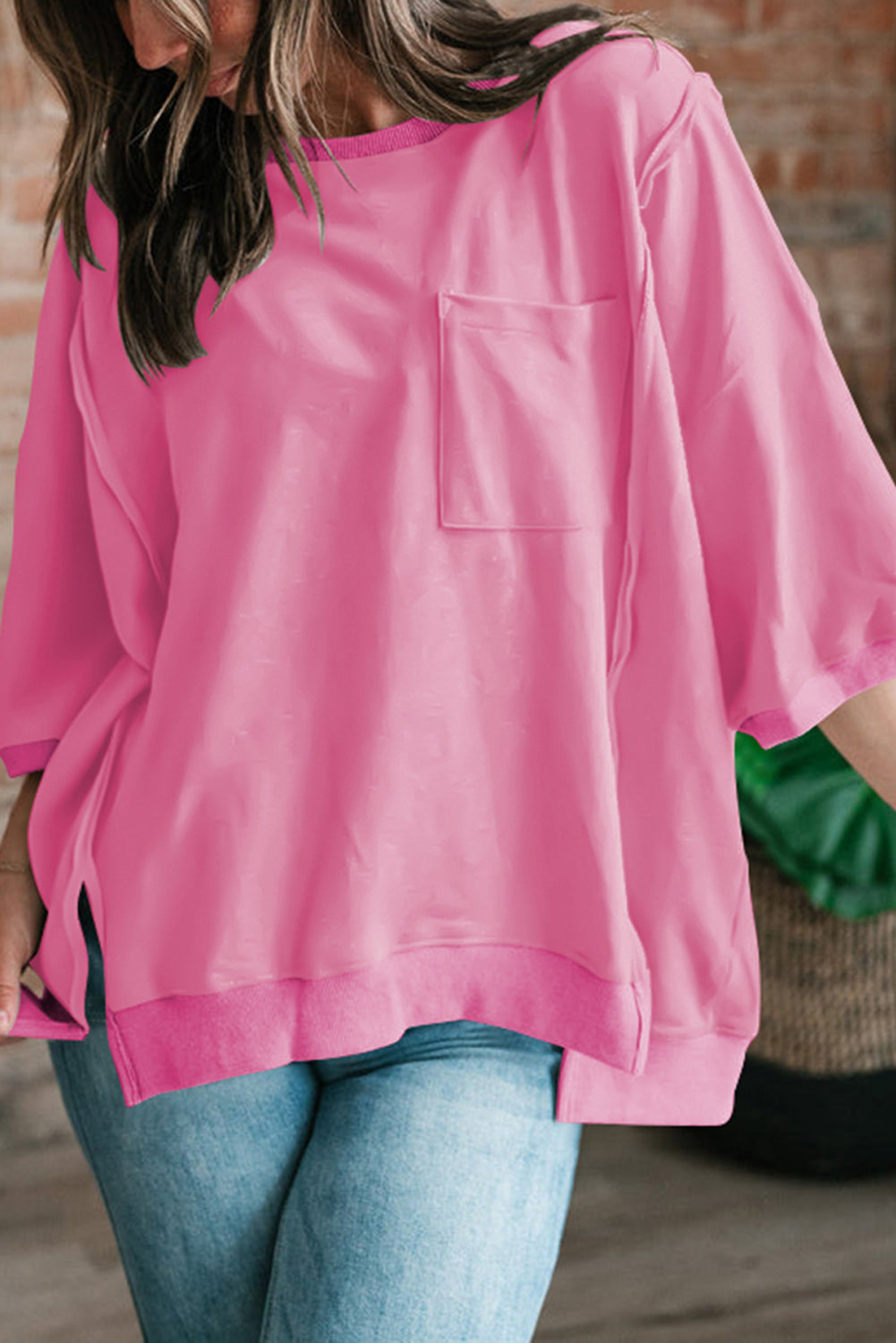 T-shirt split with chest pocket and exposed candy