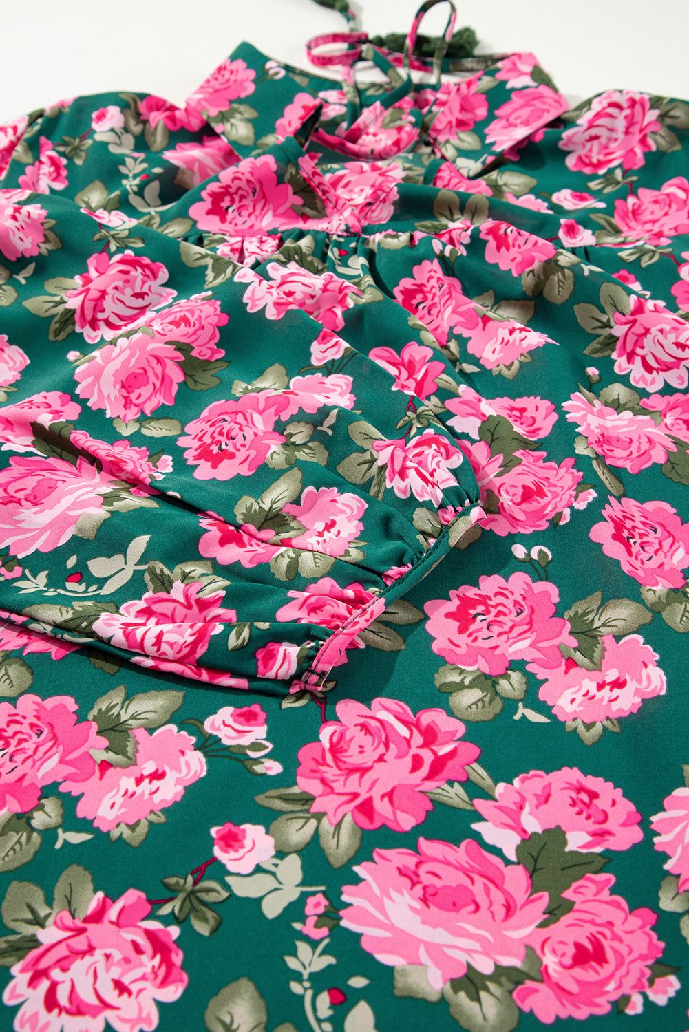 Chemisier vert à manches bouffantes et col noué à imprimé floral *-A WOMAN WE LOVE