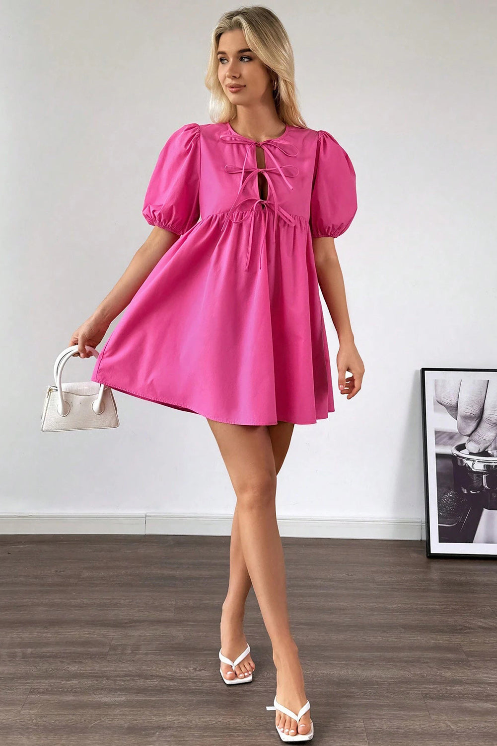 Mini-robe rose vif à manches bouffantes *