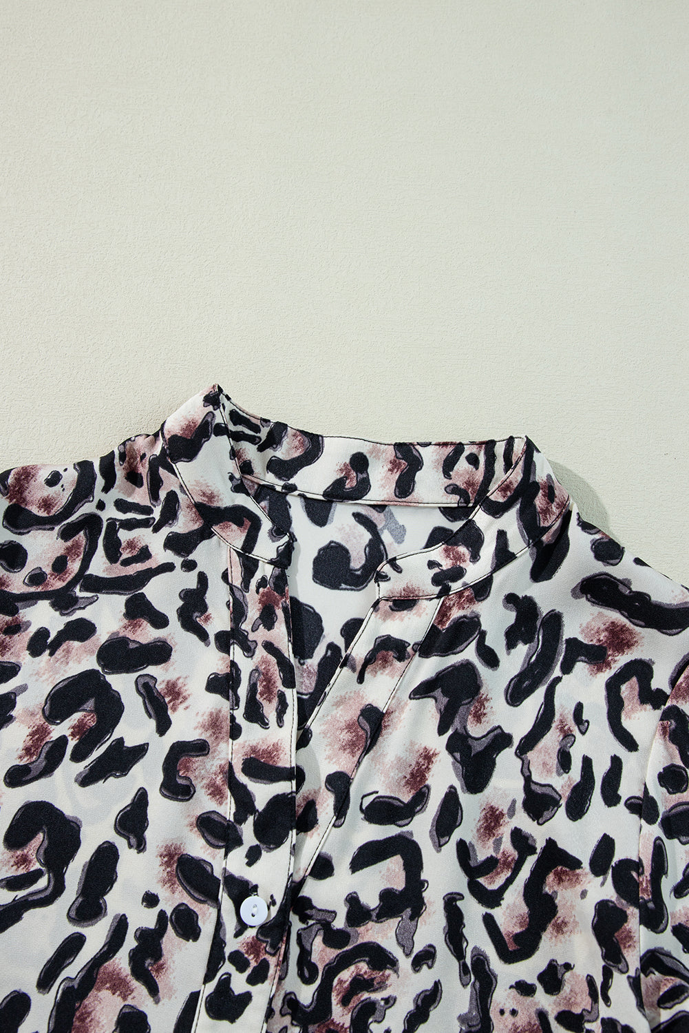 Robe noire à imprimé léopard boutonnée sur le devant *
