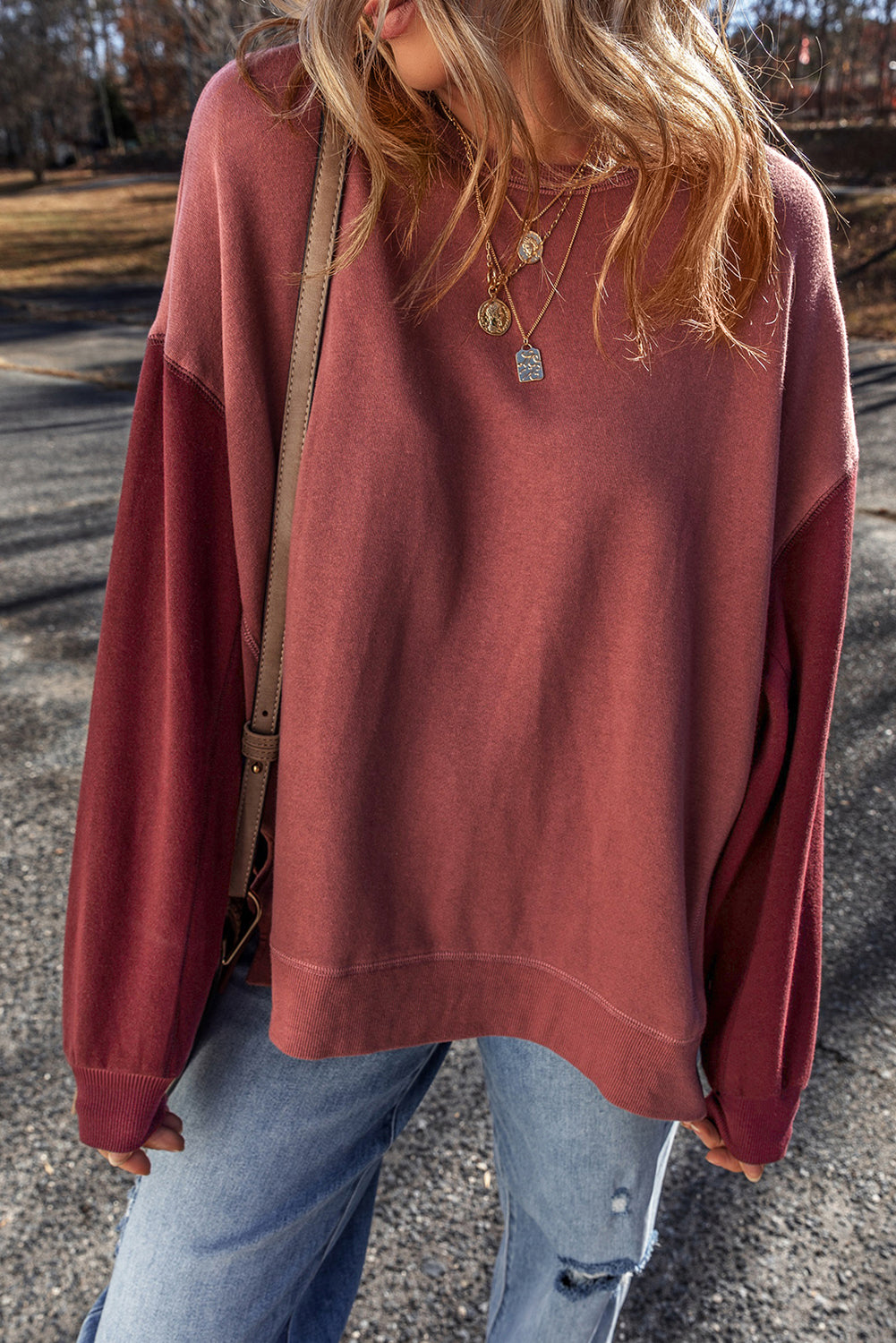 Sudadera de hombro caída en un mosaico rojo mineral