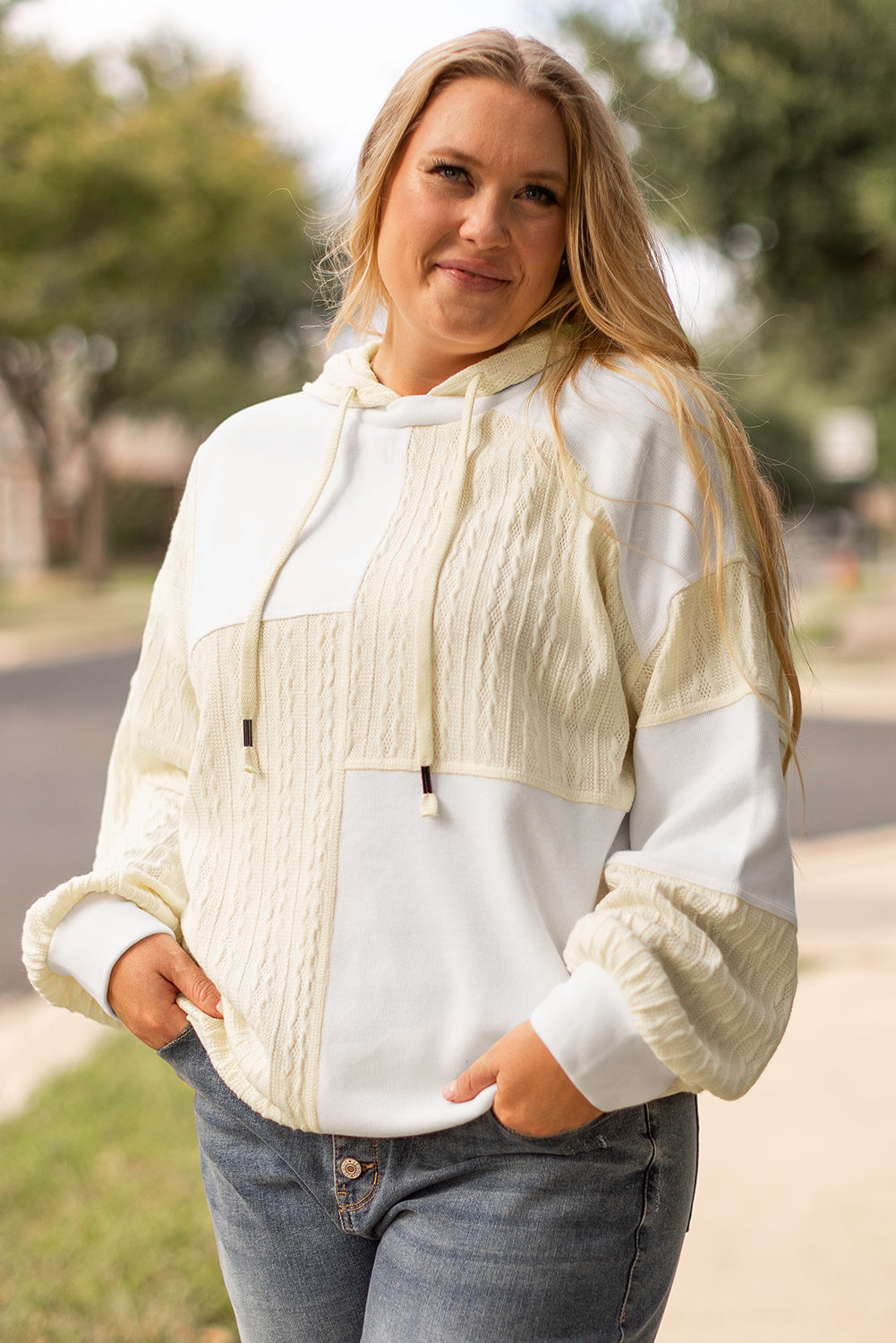 Sweat à capuche beige texturé patchwork à coutures apparentes grande taille