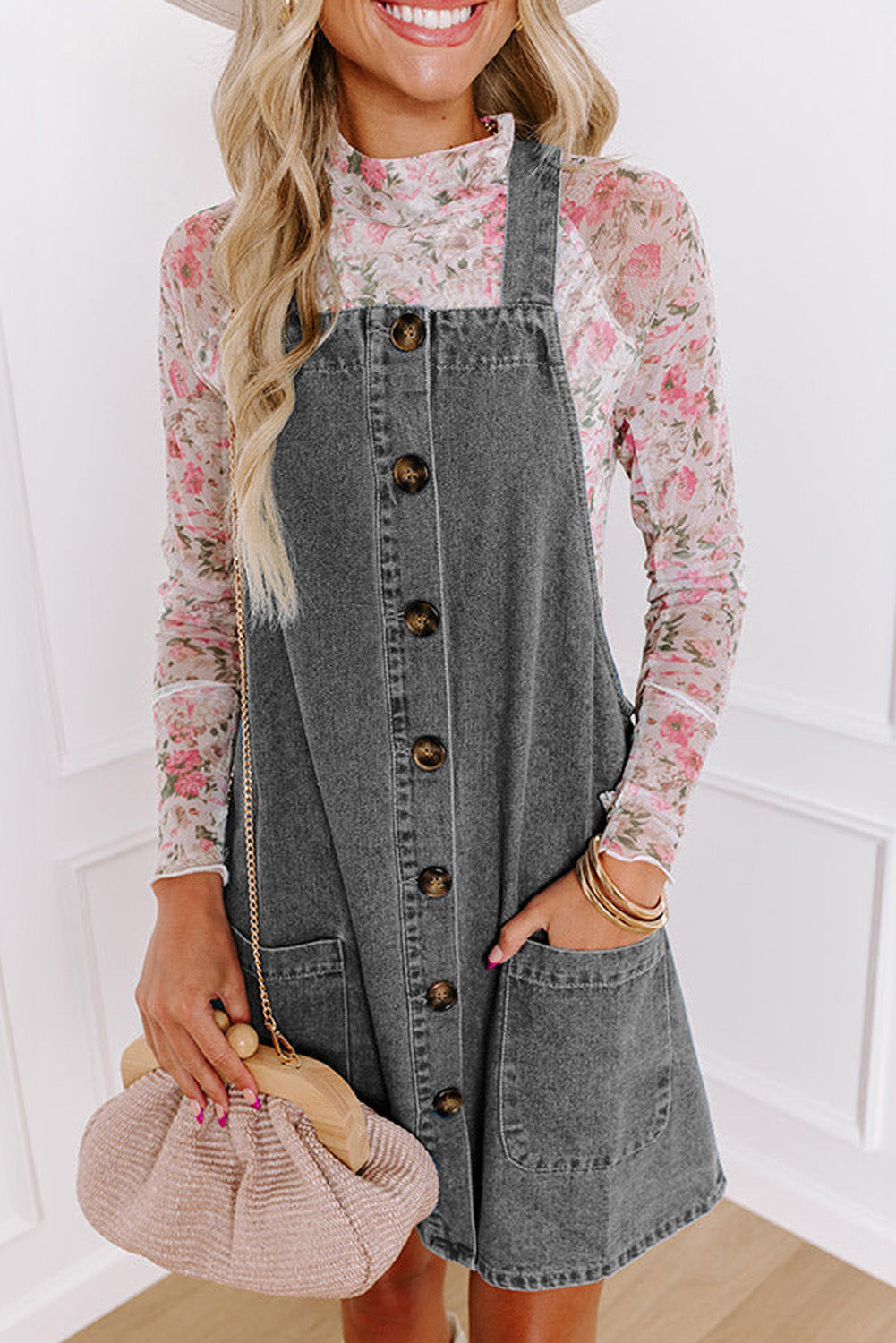 Mini-robe en jean gris moyen à larges bretelles boutonnées avec poches sur le devant